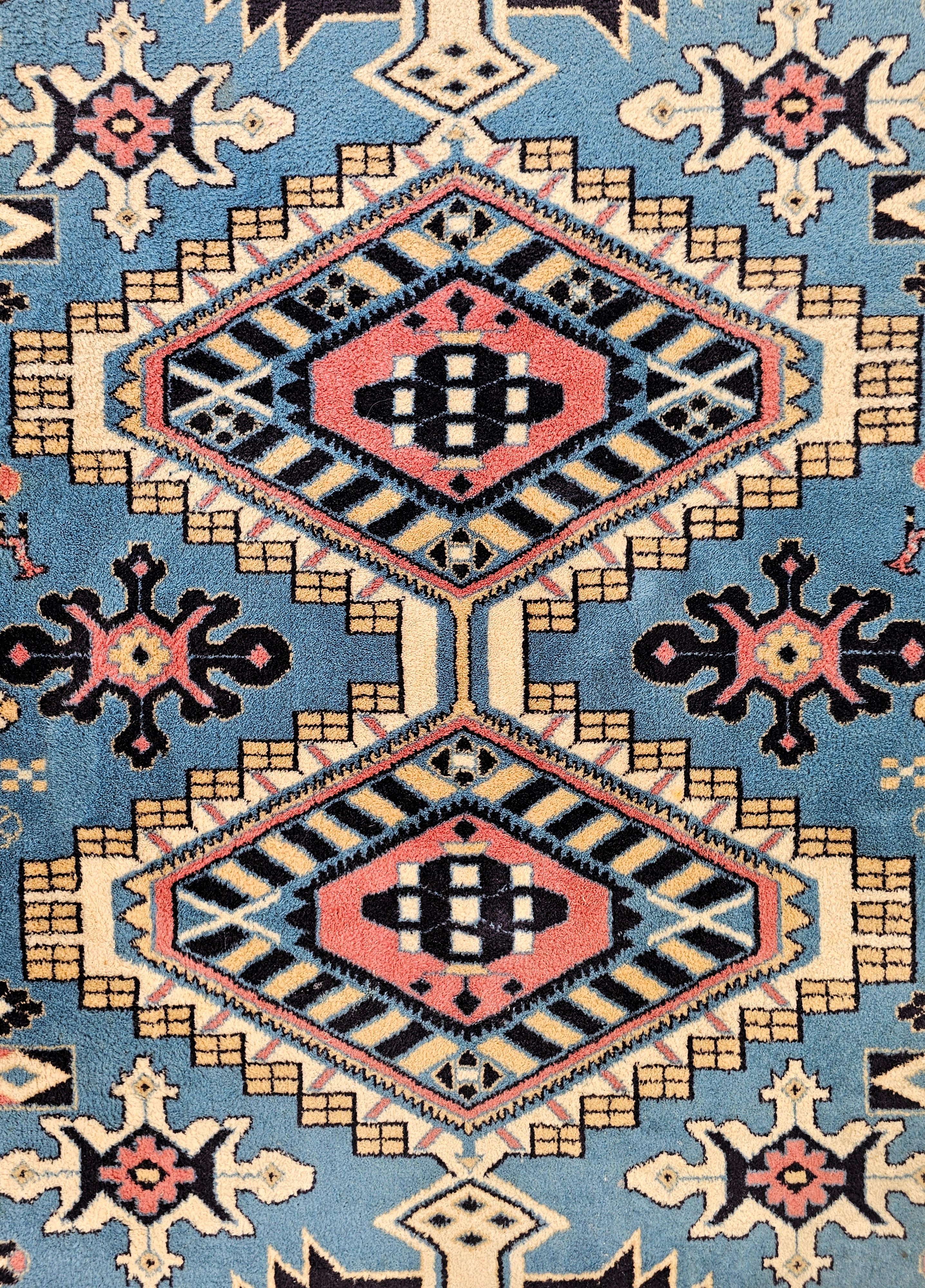 Orientalischer blauer Kazak-Teppich im Vintage-Stil mit geometrischem Muster in Babyblau, 100 % Wolle (Kasachstanisch) im Angebot