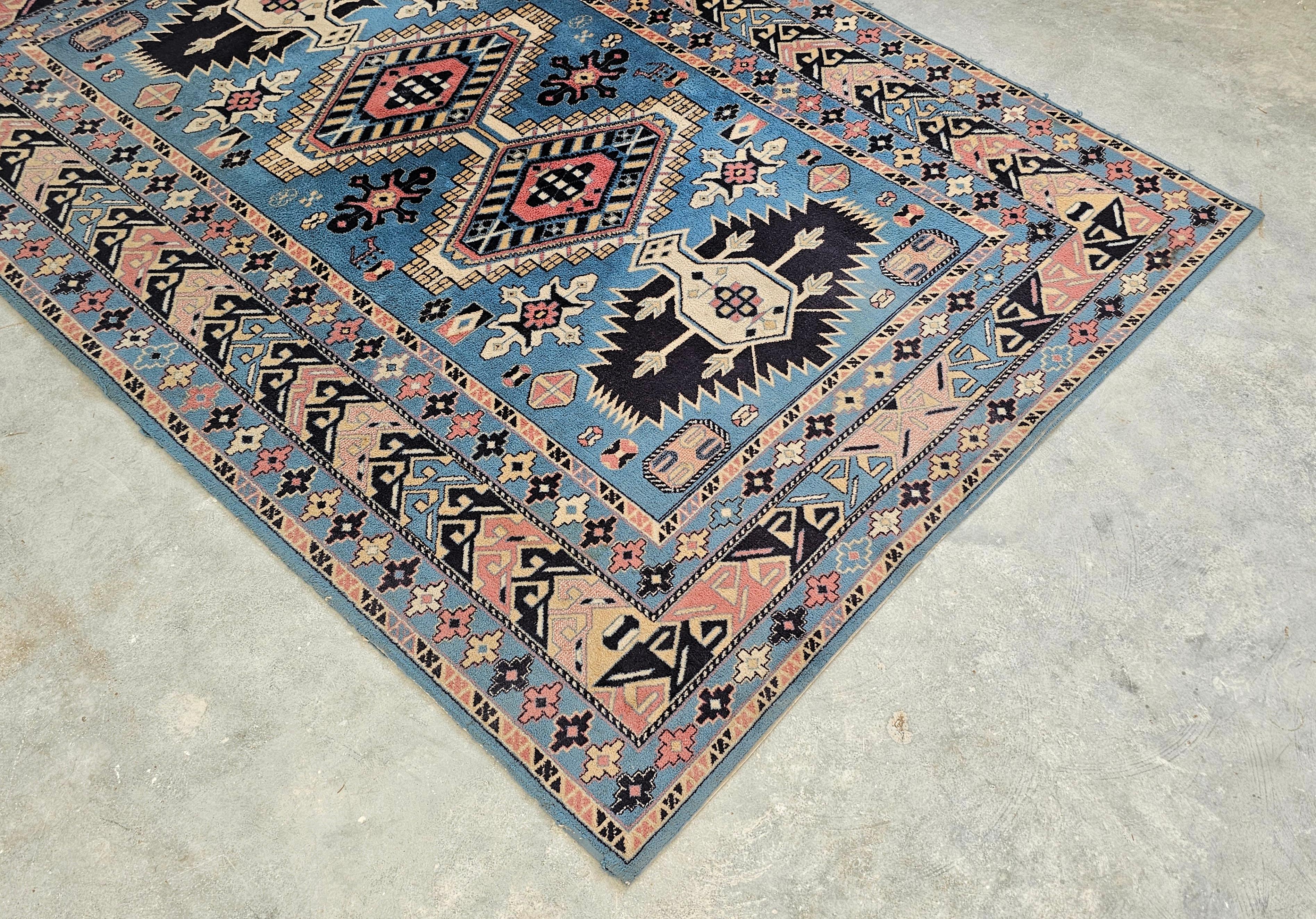 Orientalischer blauer Kazak-Teppich im Vintage-Stil mit geometrischem Muster in Babyblau, 100 % Wolle im Zustand „Gut“ im Angebot in Beograd, RS