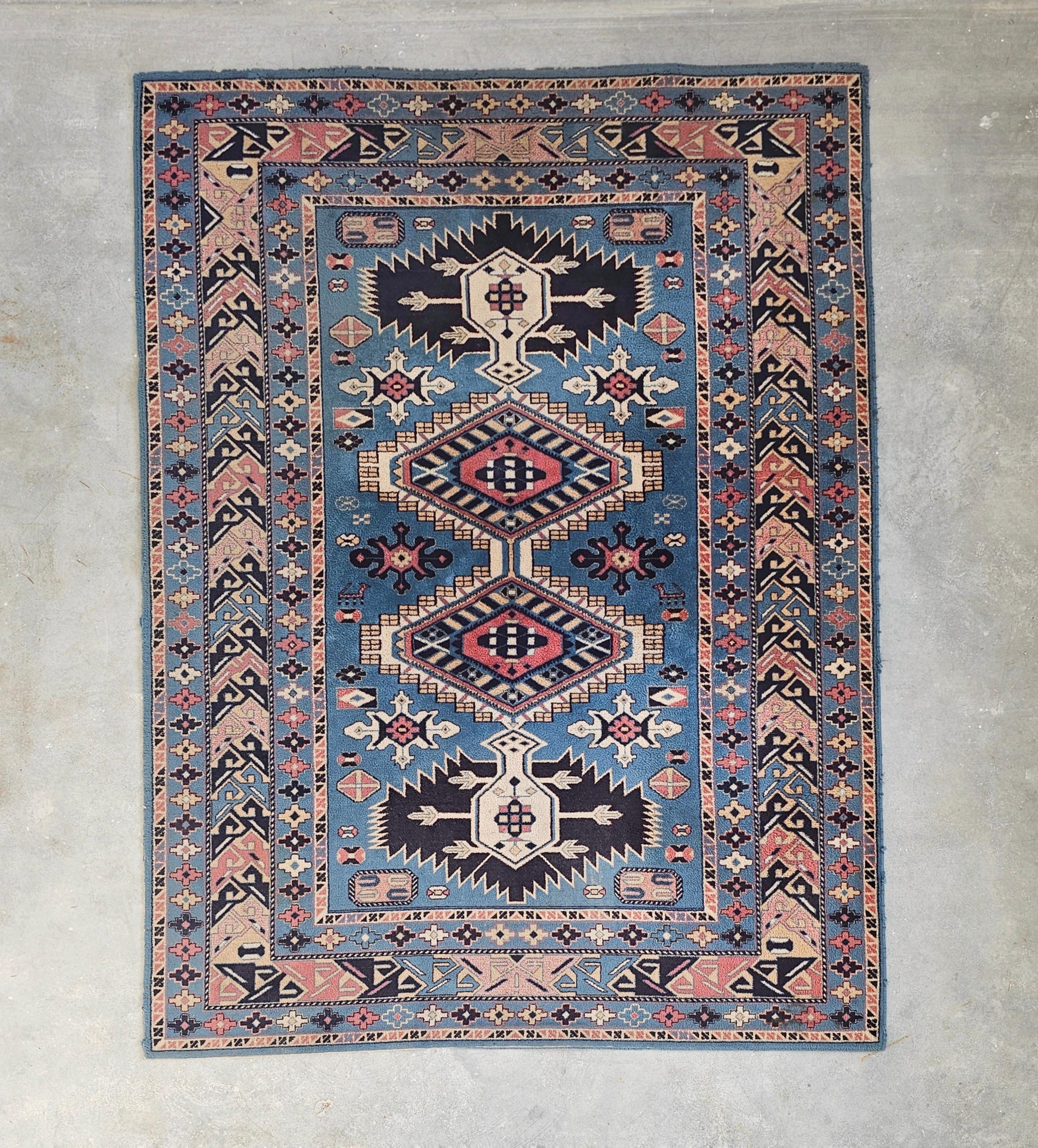 Orientalischer blauer Kazak-Teppich im Vintage-Stil mit geometrischem Muster in Babyblau, 100 % Wolle (Ende des 20. Jahrhunderts) im Angebot