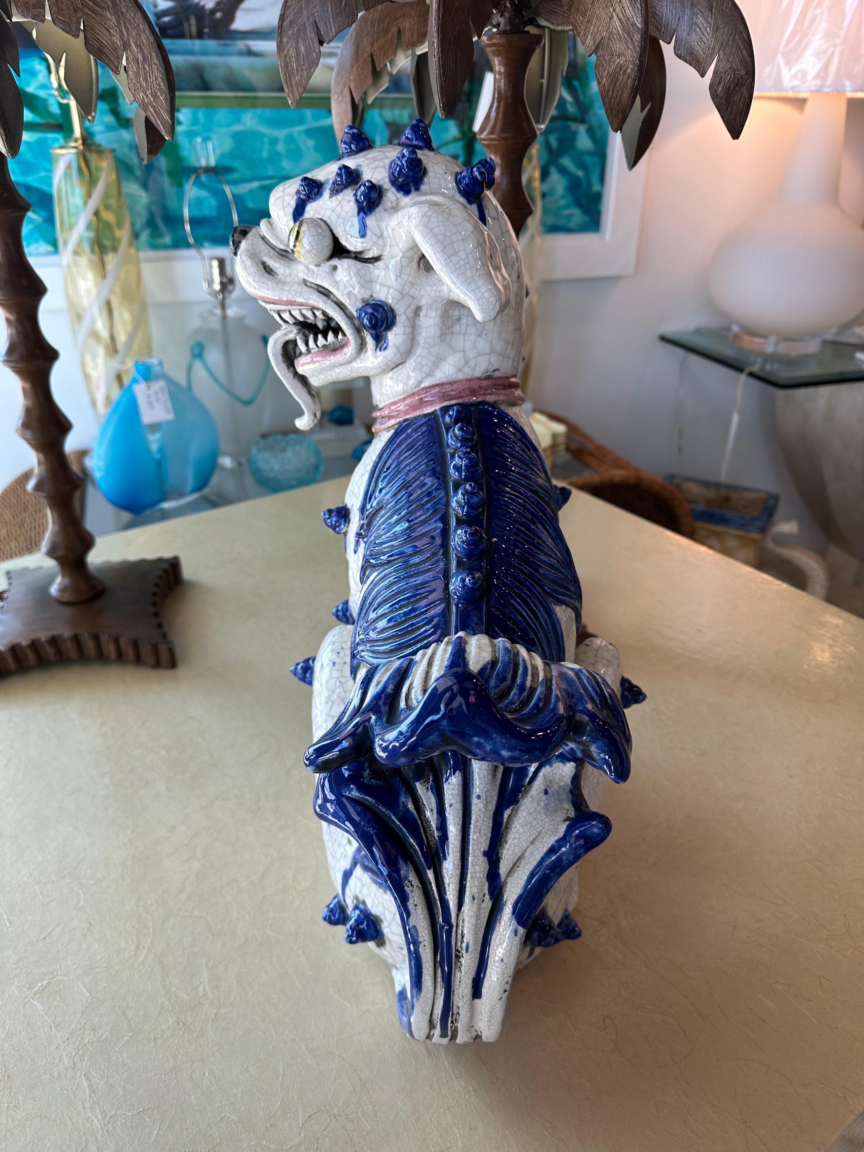 Orientalisches blau-weißes, großes Foo-Hunde-Terrakotta-Porzellan (Hongkong) im Angebot