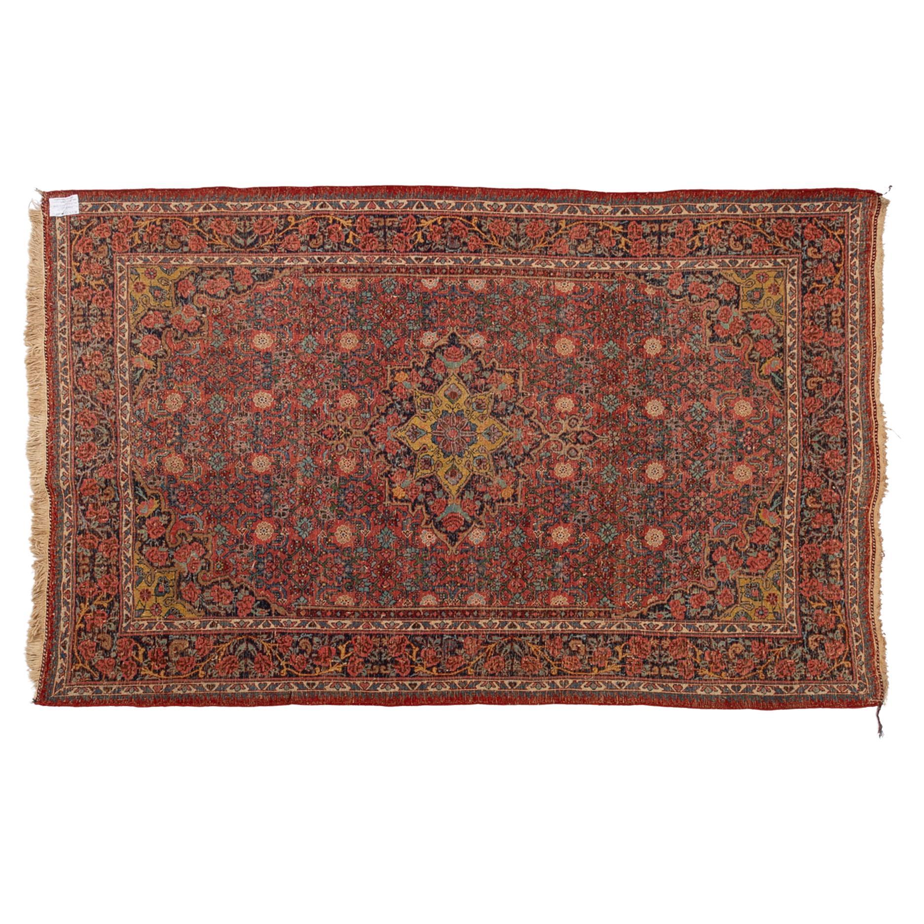 nr. 1365 - A very classical oriental carpet, it's true, but it's full of roses! I couldn't miss it!
In the winter season it cheers up with its flowers, in the summer it brings flowers from the garden into the house. And it is also very robust and of