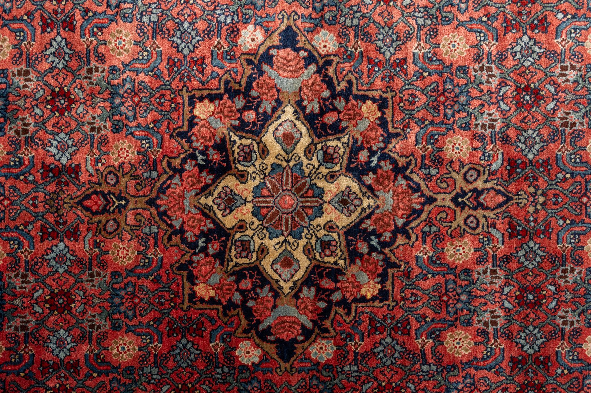 Vintage Oriental Carpet with Roses In Excellent Condition For Sale In Alessandria, Piemonte
