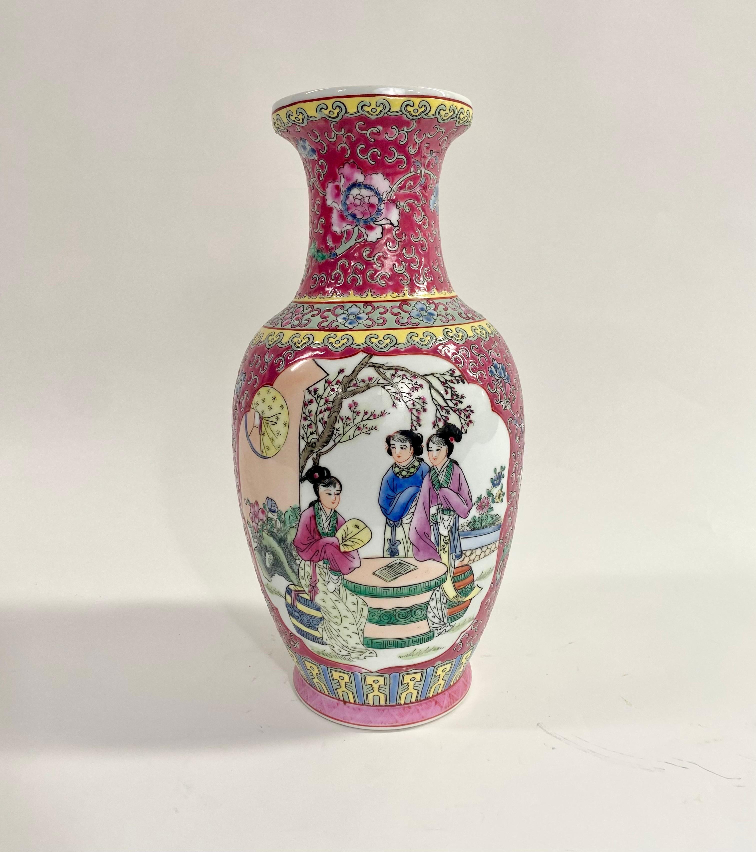 Exportation chinoise Vase en céramique orientale vintage avec motif de femmes dans le jardin  en vente