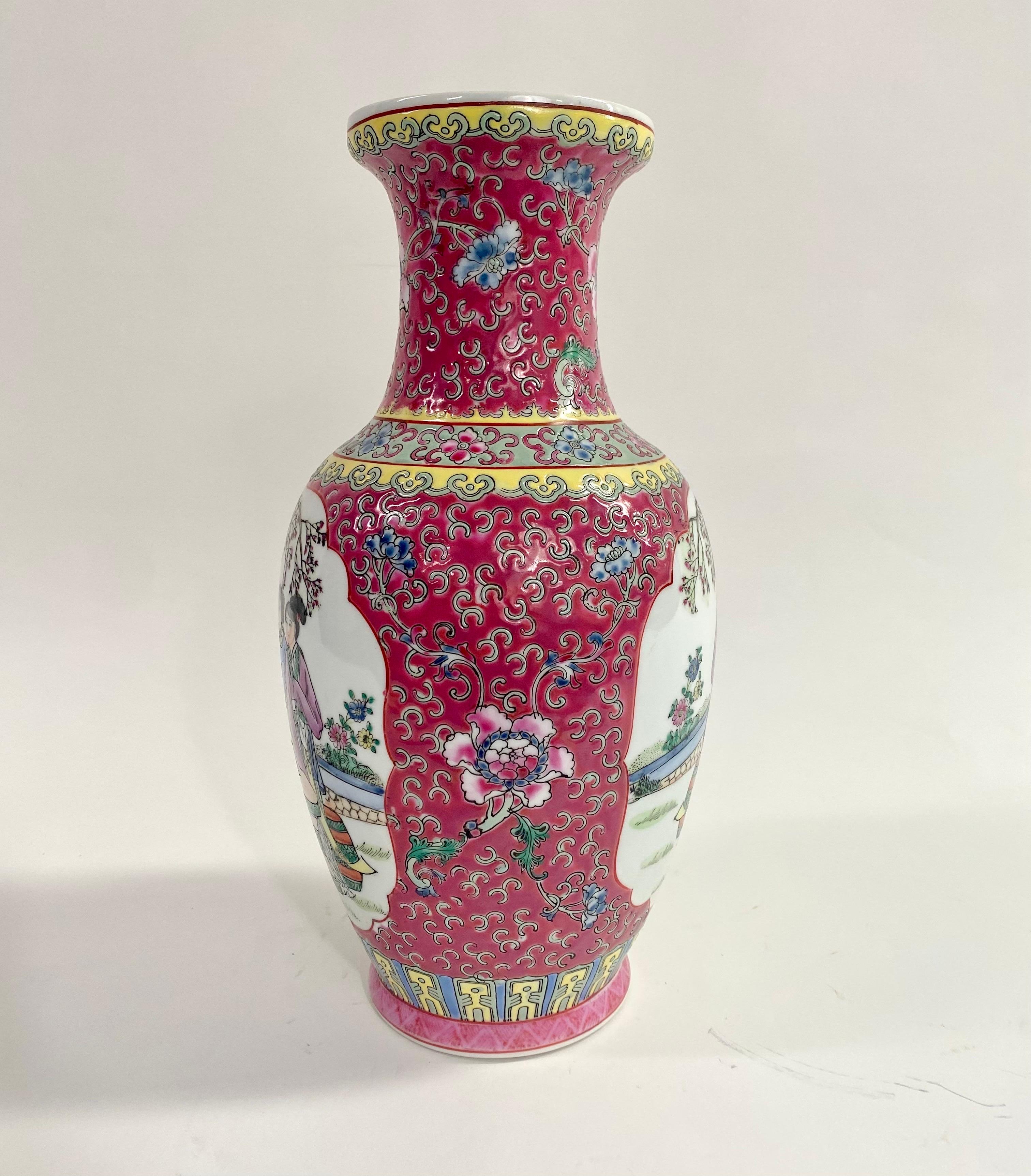 Vase en céramique orientale vintage avec motif de femmes dans le jardin  État moyen - En vente à Plainview, NY