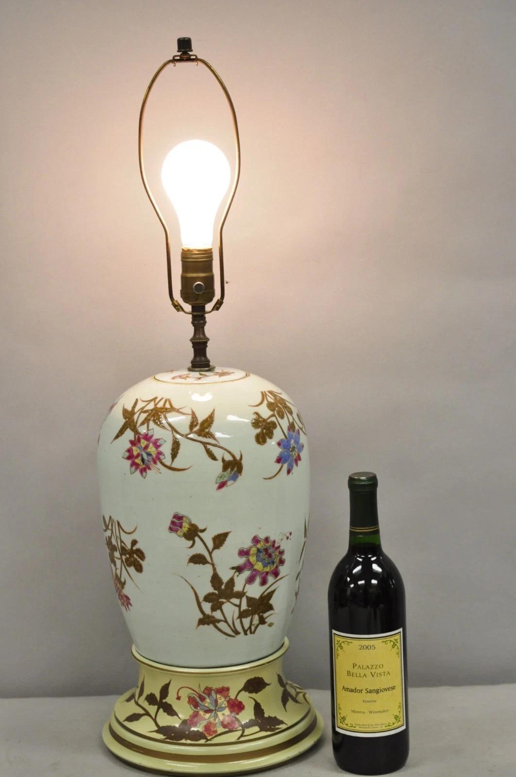 Lampada da tavolo orientale cinese in porcellana bulbosa Jardinière con base in Wood Wood dipinto. Circa metà del XX secolo. Misure: 28,5