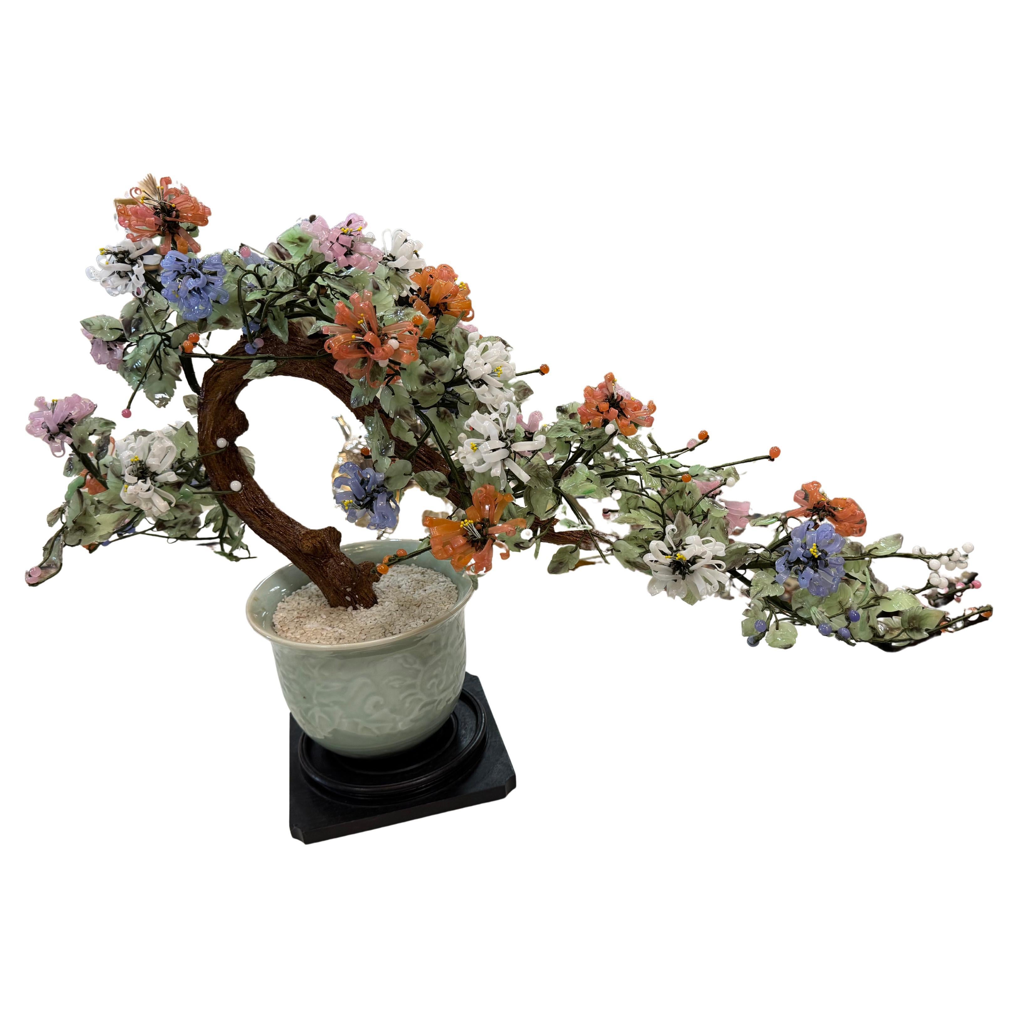 un bonsai a fiore della Repubblica Cinese in giada, vetro e pietra dura in un vaso celadon, probabilmente della metà del XX secolo. Questi 