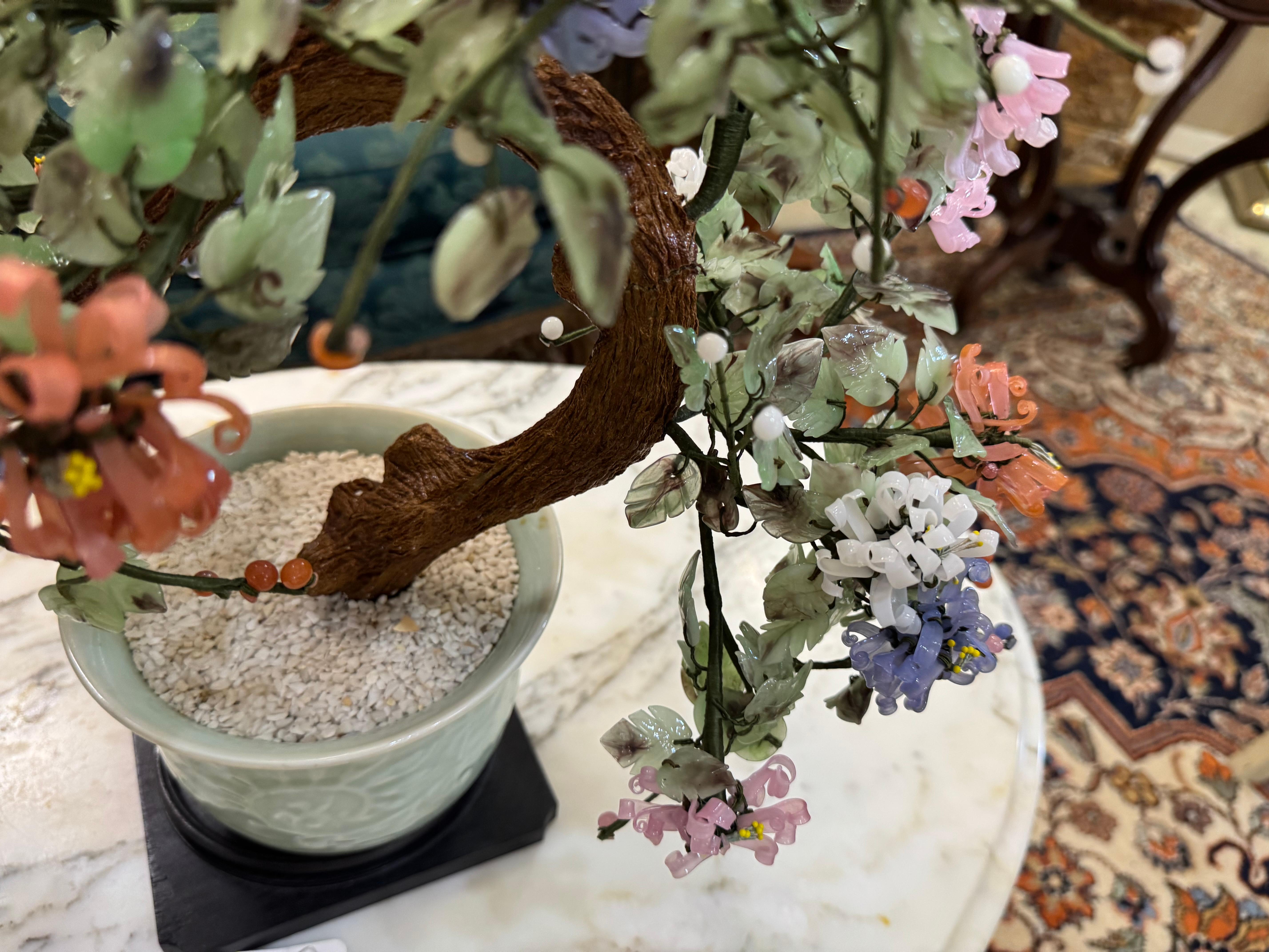 Anglo-giapponese Bonsai orientale d'epoca con fiori di vetro e crisantemo di giada in celadon in vendita