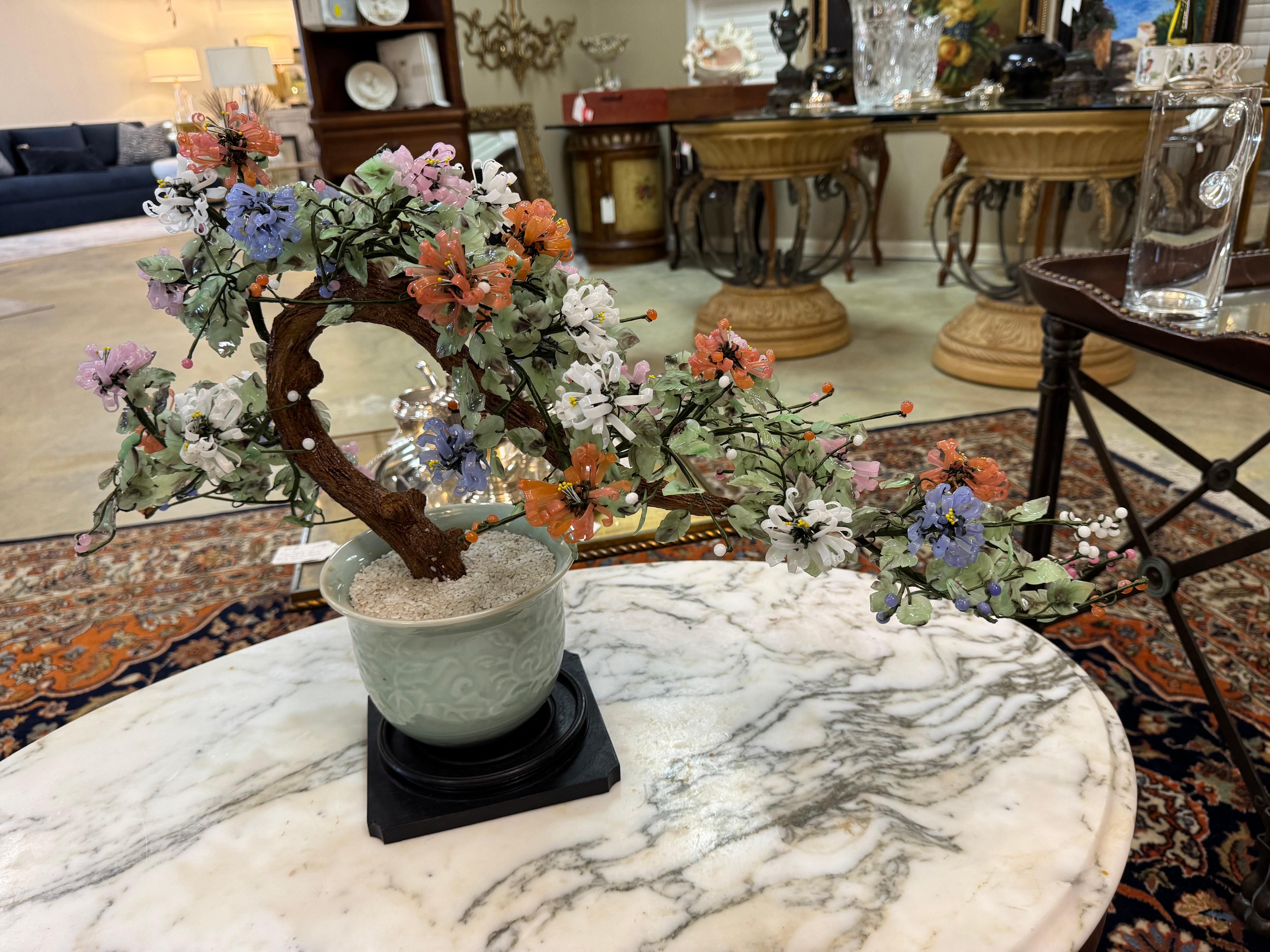Cinese Bonsai orientale d'epoca con fiori di vetro e crisantemo di giada in celadon in vendita