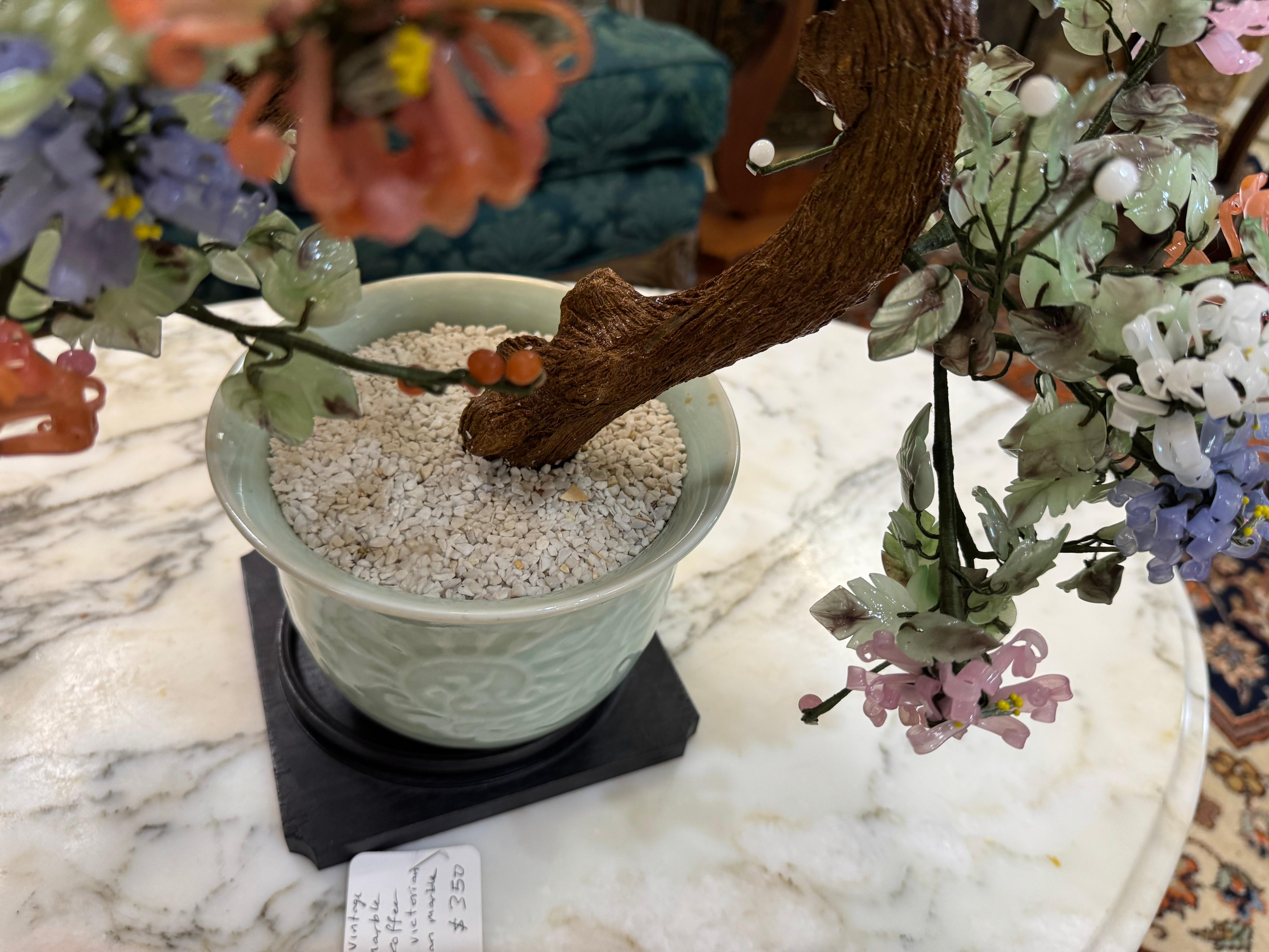 Bonsai orientale d'epoca con fiori di vetro e crisantemo di giada in celadon In condizioni buone in vendita a Birmingham, AL