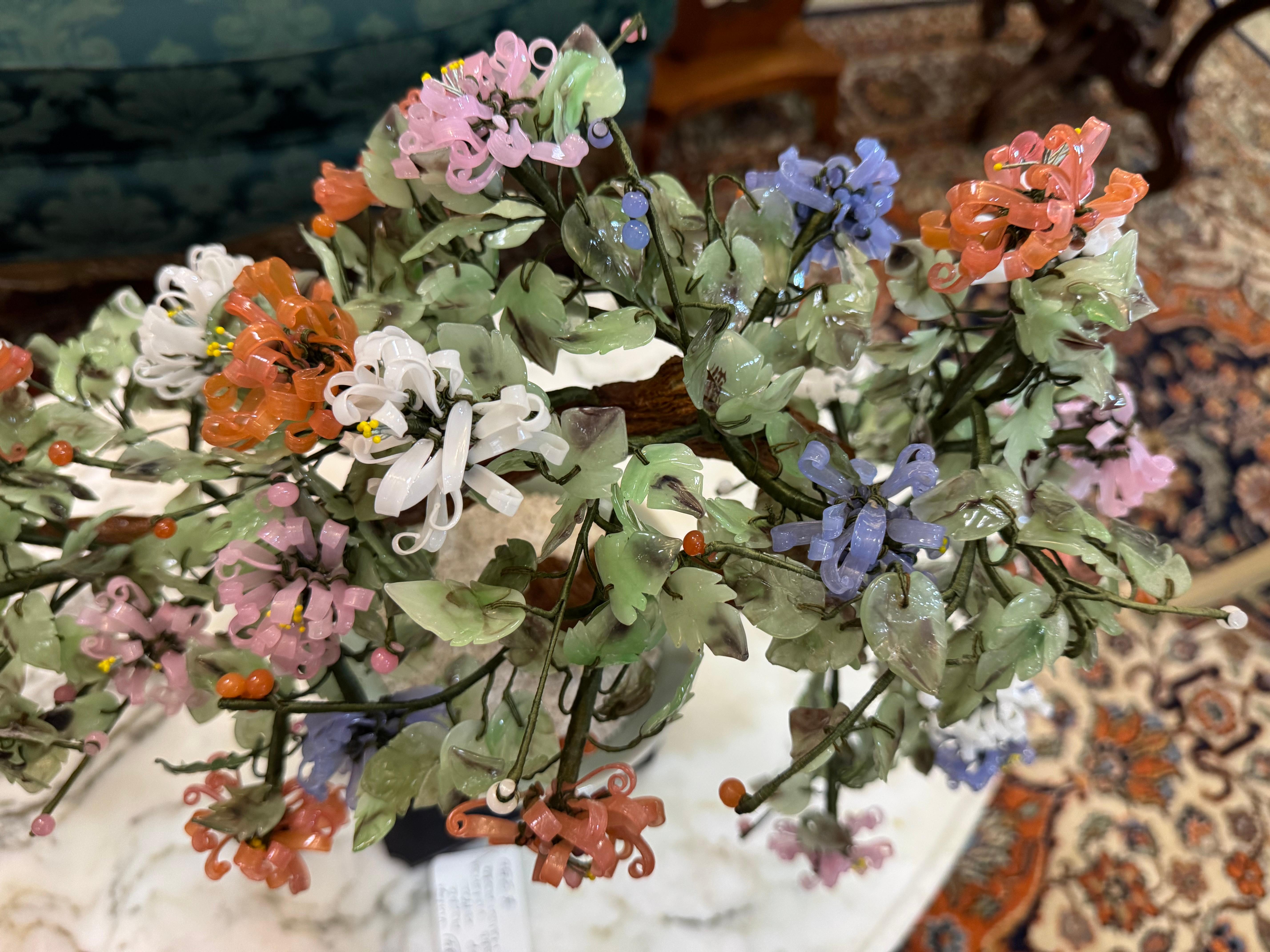 XX secolo Bonsai orientale d'epoca con fiori di vetro e crisantemo di giada in celadon in vendita