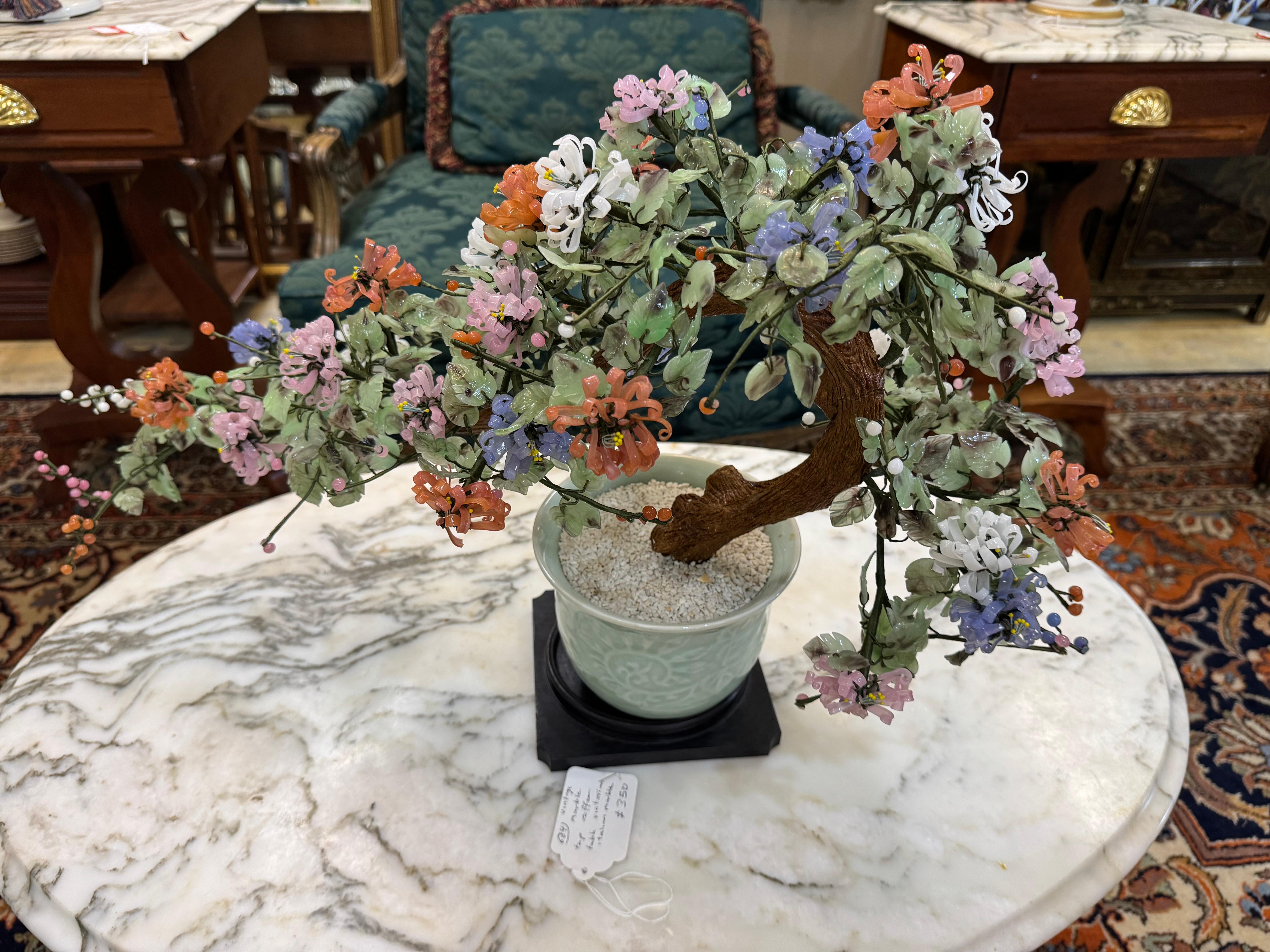 Giada Bonsai orientale d'epoca con fiori di vetro e crisantemo di giada in celadon in vendita