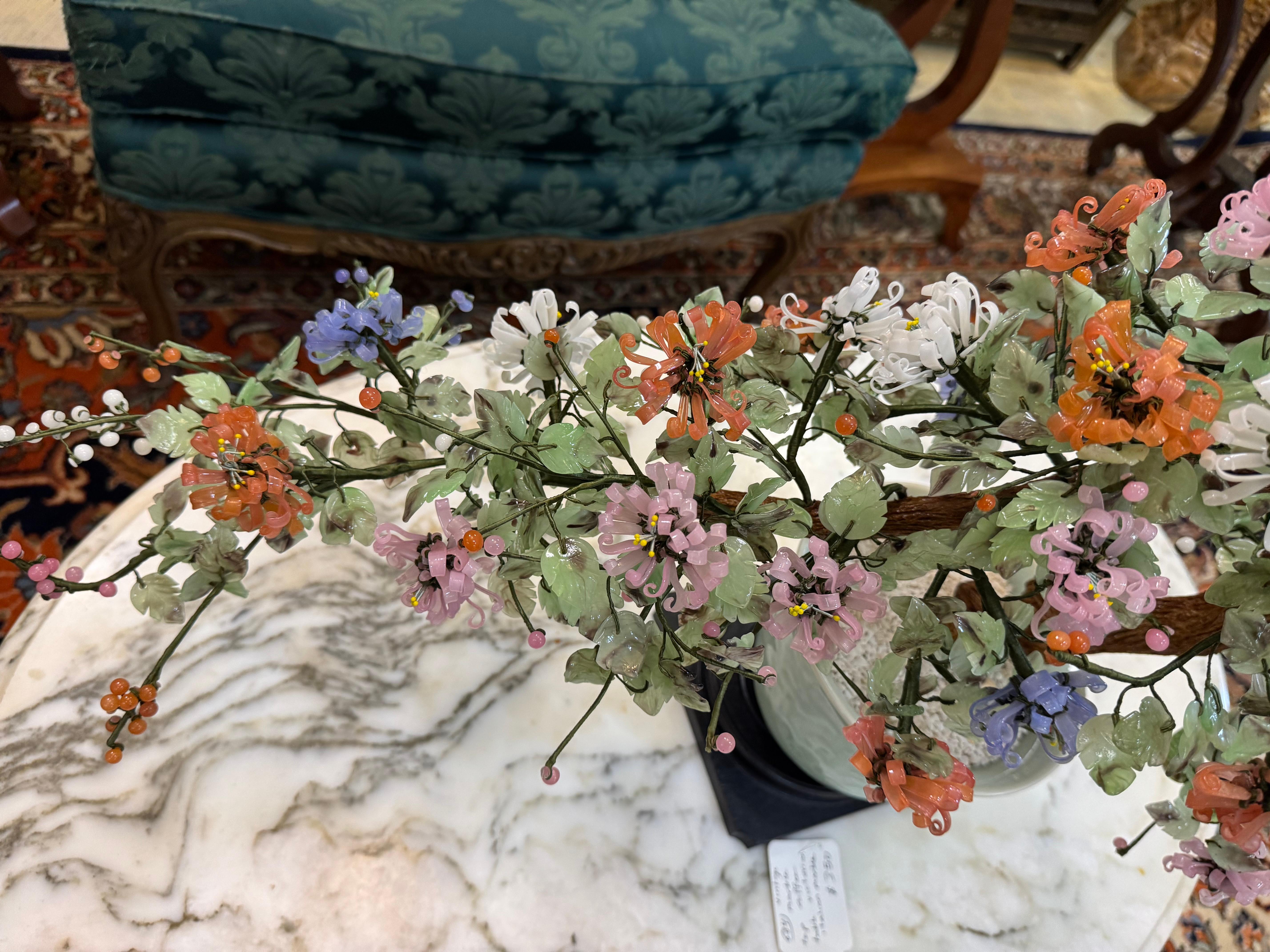 Bonsai orientale d'epoca con fiori di vetro e crisantemo di giada in celadon in vendita 1