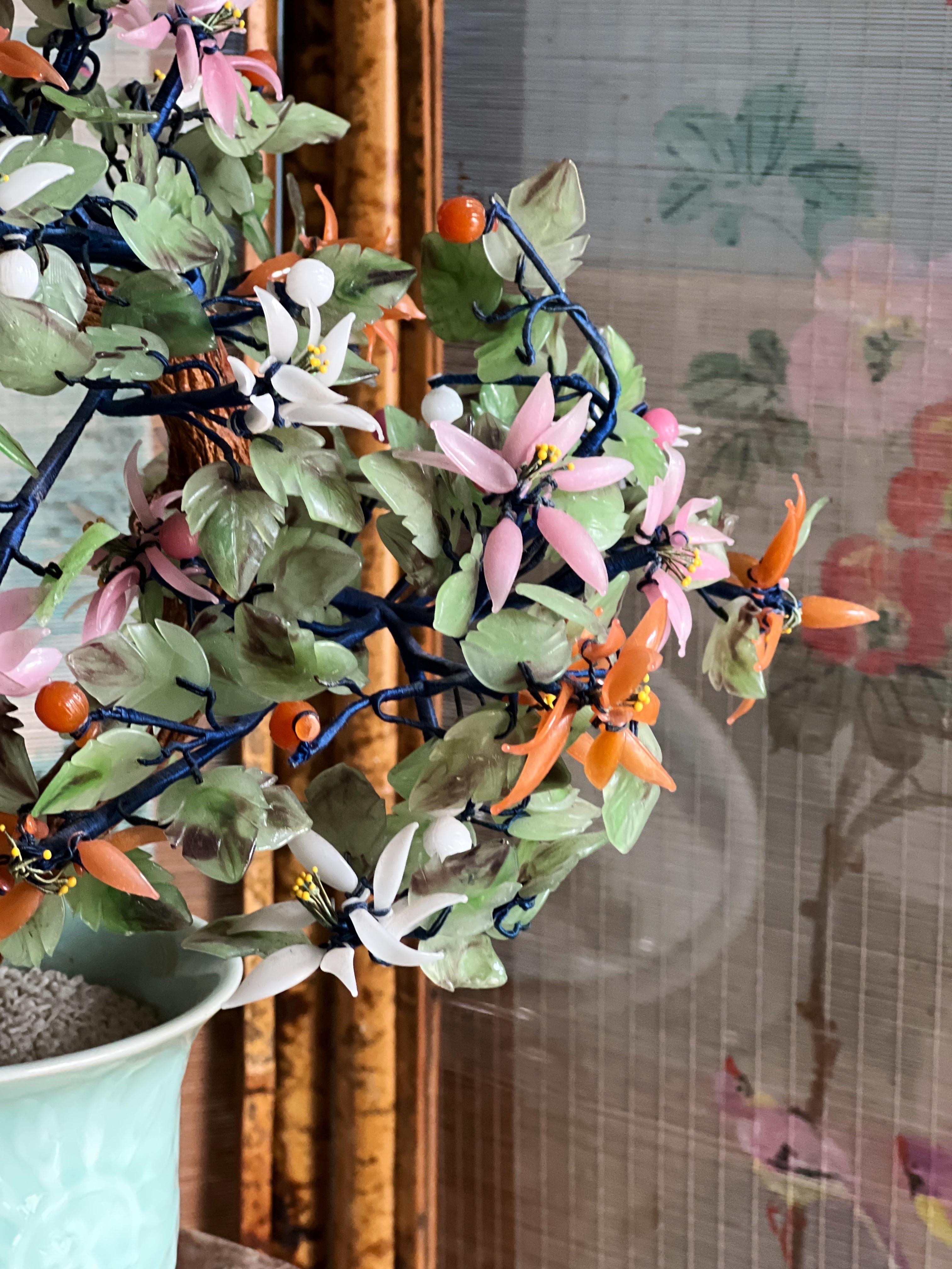 Bonsai orientale d'epoca con fiori di vetro di giada e crisantemo in vaso di celadon in vendita 3