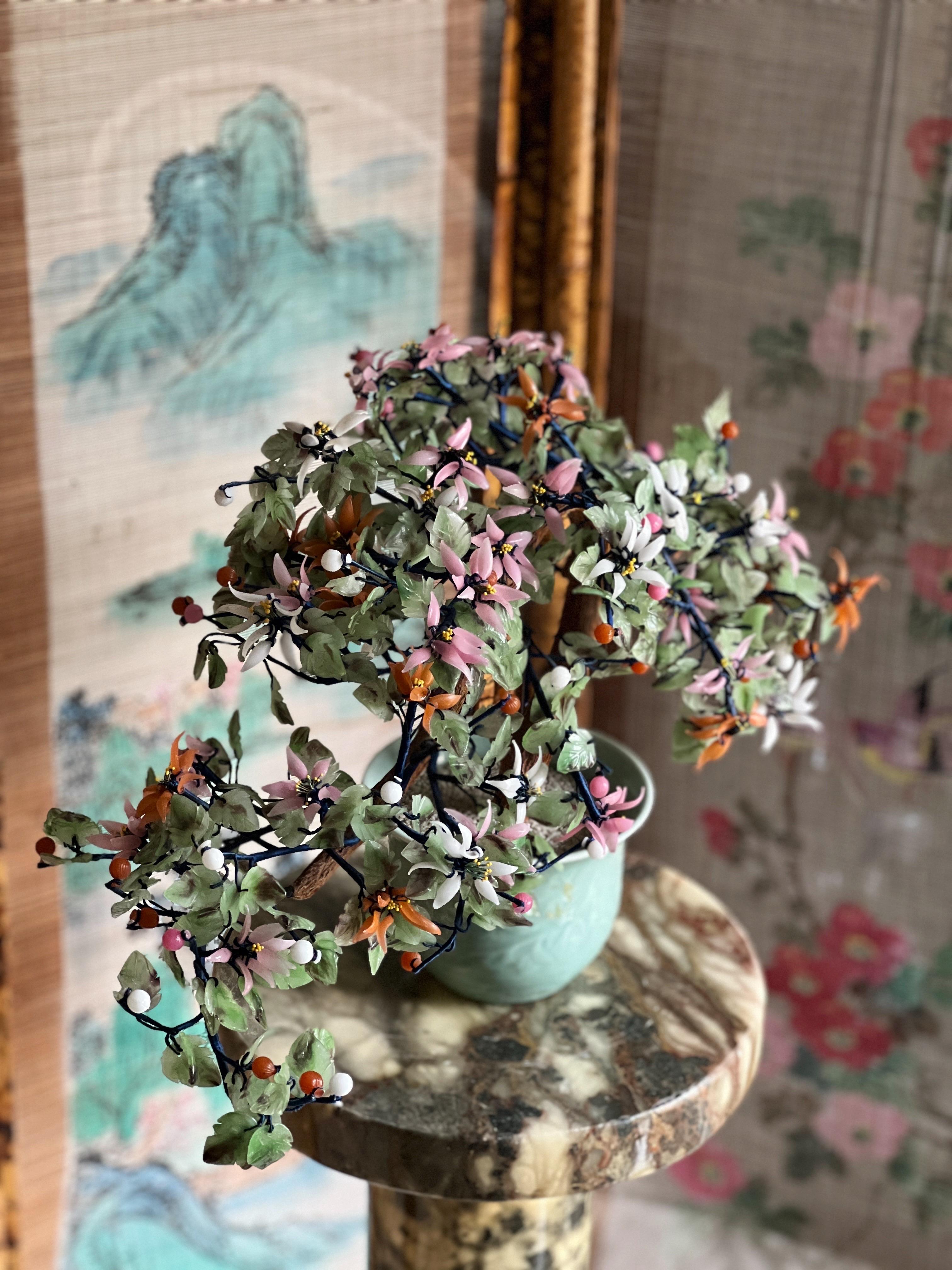 Bonsai orientale d'epoca con fiori di vetro di giada e crisantemo in vaso di celadon in vendita 4