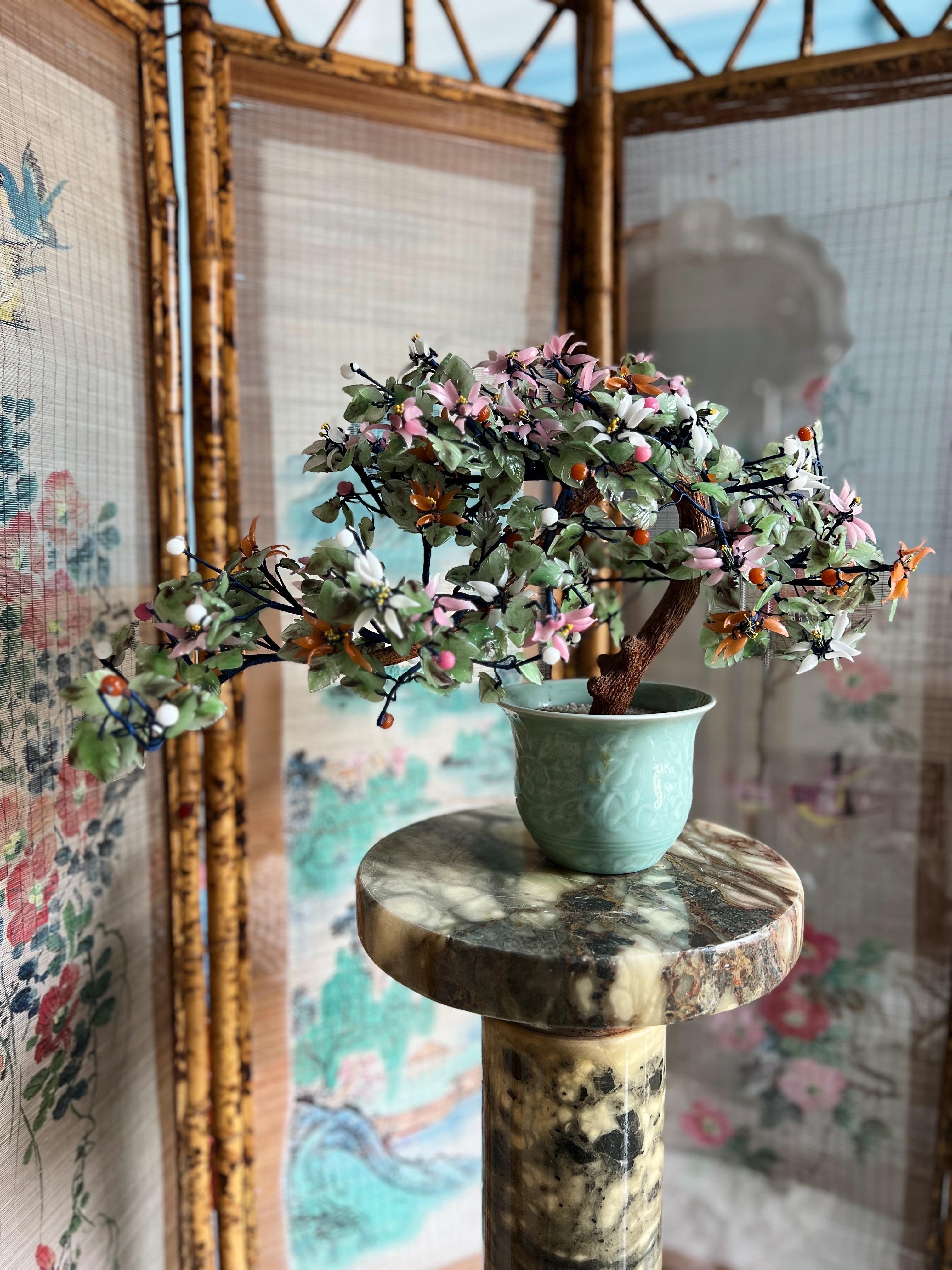 Bonsai orientale d'epoca con fiori di vetro di giada e crisantemo in vaso di celadon in vendita 5
