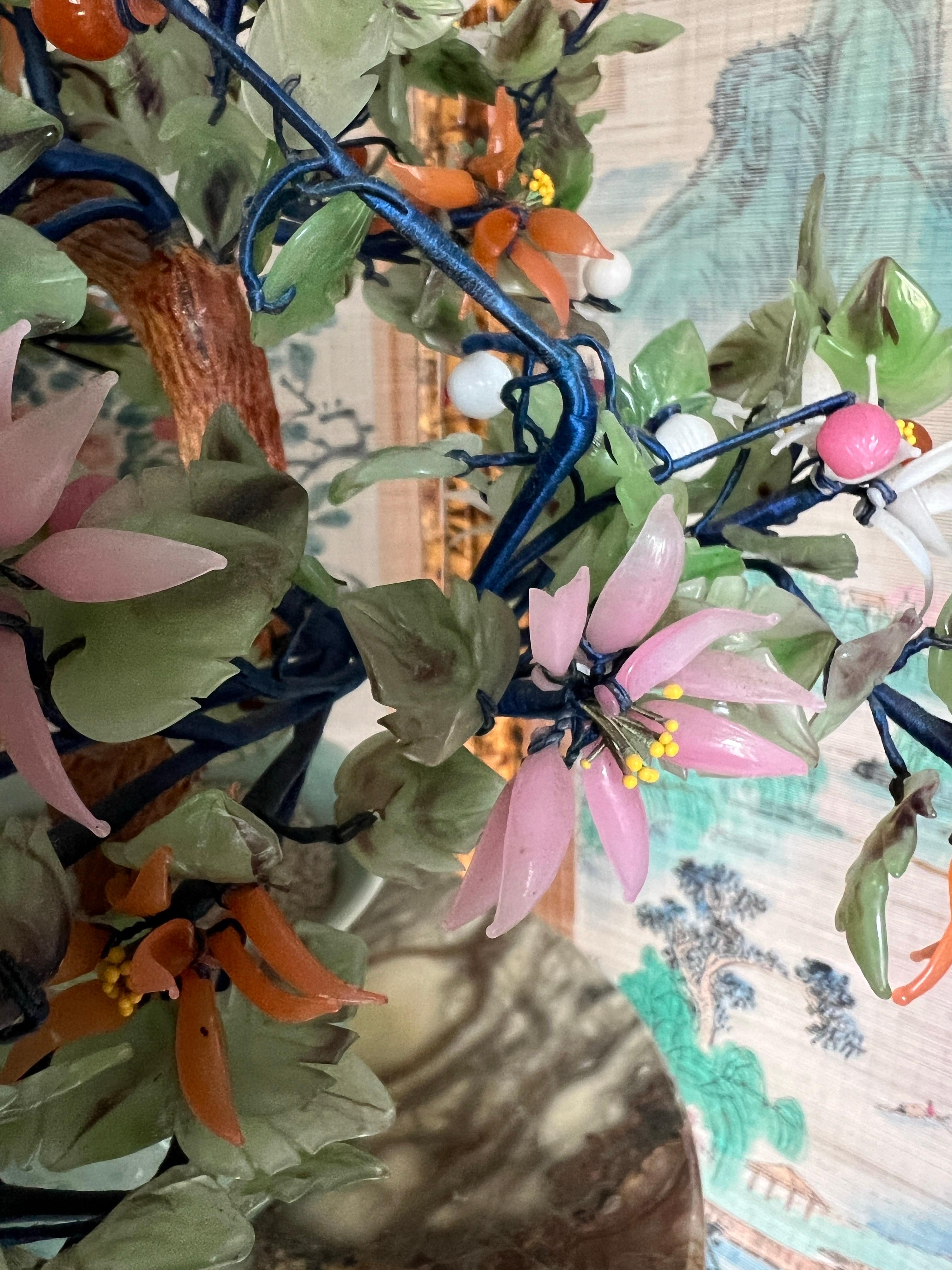 Bonsai orientale d'epoca con fiori di vetro di giada e crisantemo in vaso di celadon in vendita 6