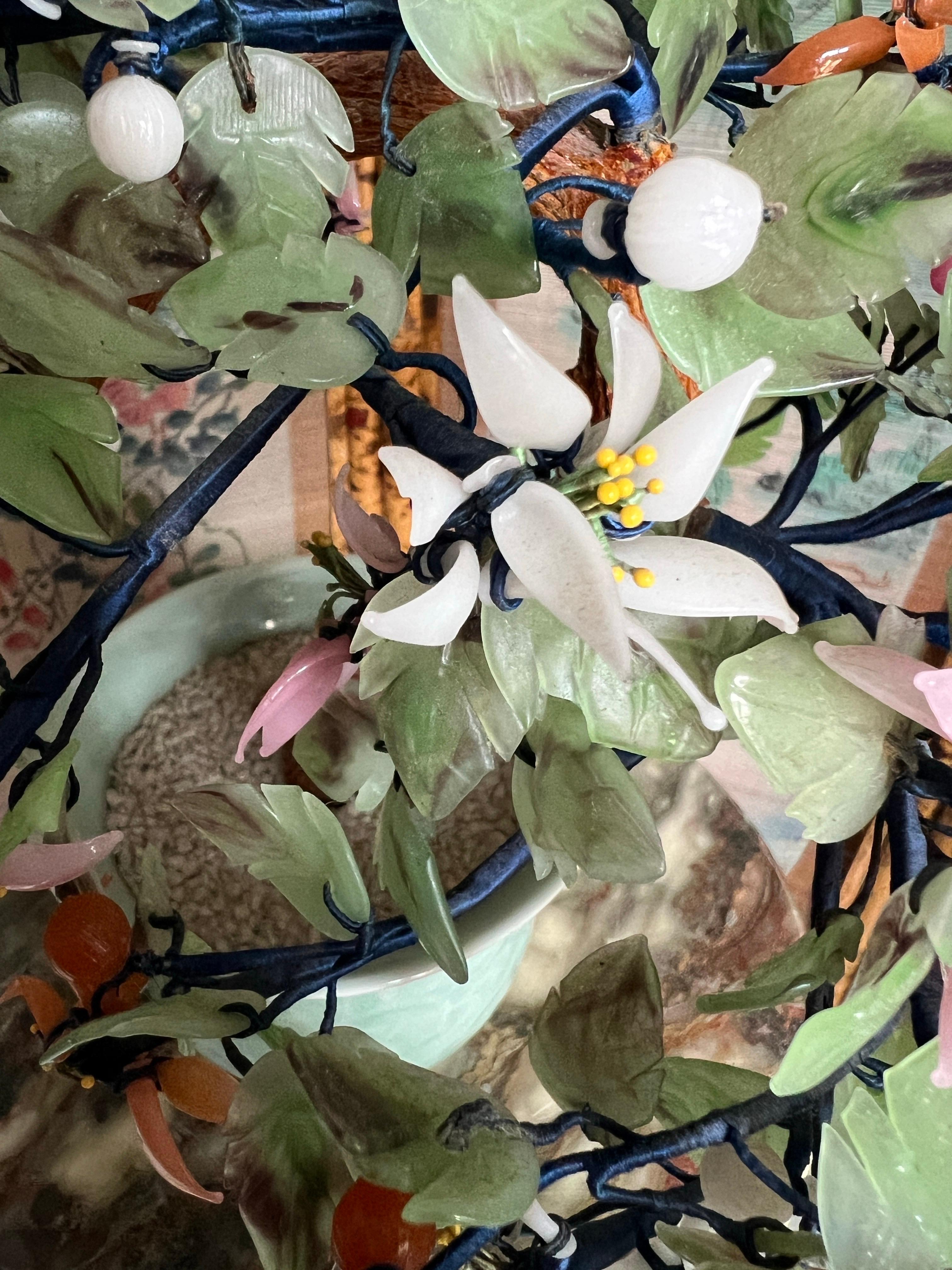 Bonsai orientale d'epoca con fiori di vetro di giada e crisantemo in vaso di celadon in vendita 7