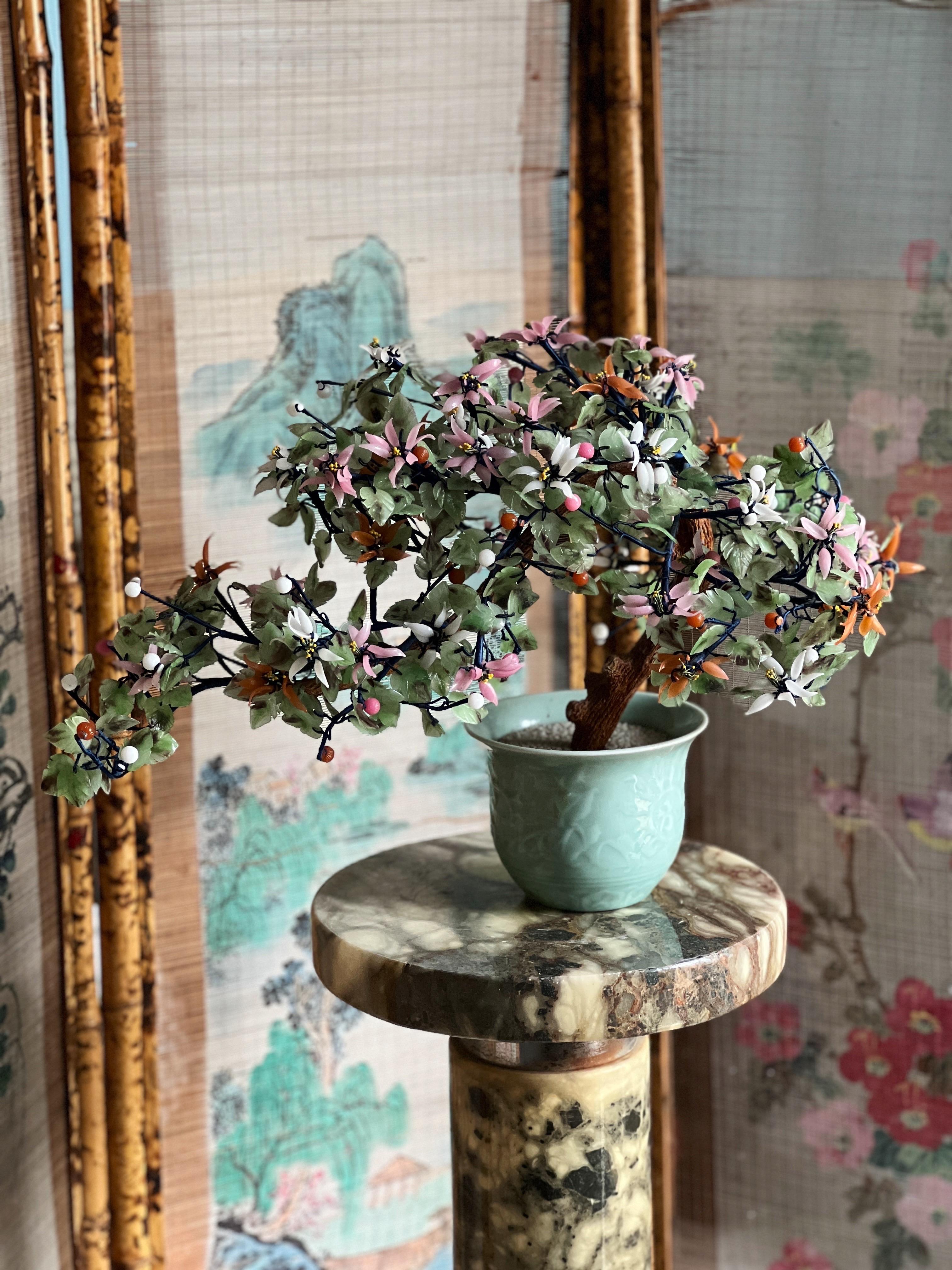 Mid-Century moderno Bonsai orientale d'epoca con fiori di vetro di giada e crisantemo in vaso di celadon in vendita