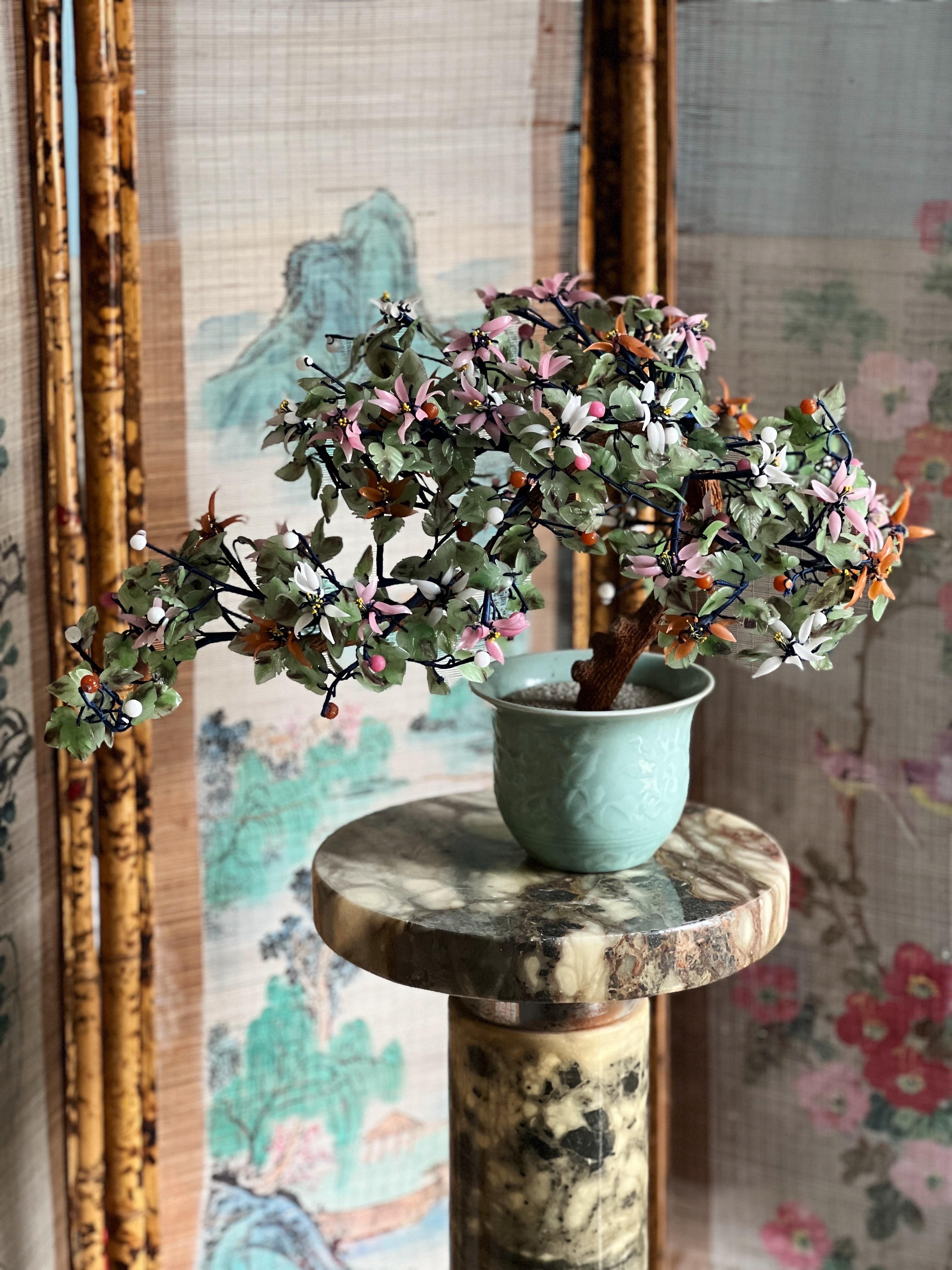 Cinese Bonsai orientale d'epoca con fiori di vetro di giada e crisantemo in vaso di celadon in vendita
