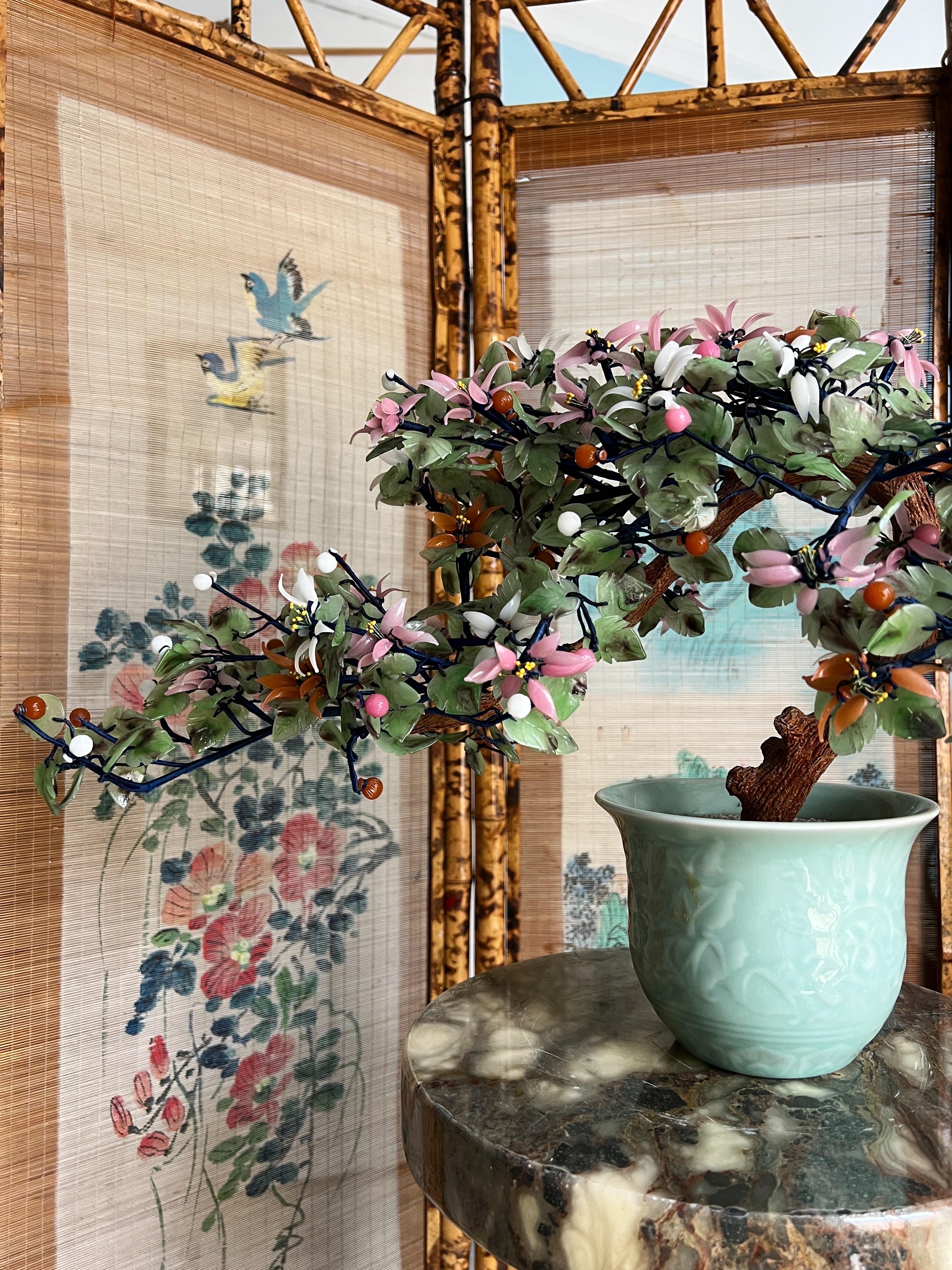 Bonsai orientale d'epoca con fiori di vetro di giada e crisantemo in vaso di celadon In condizioni buone in vendita a Palermo, PA