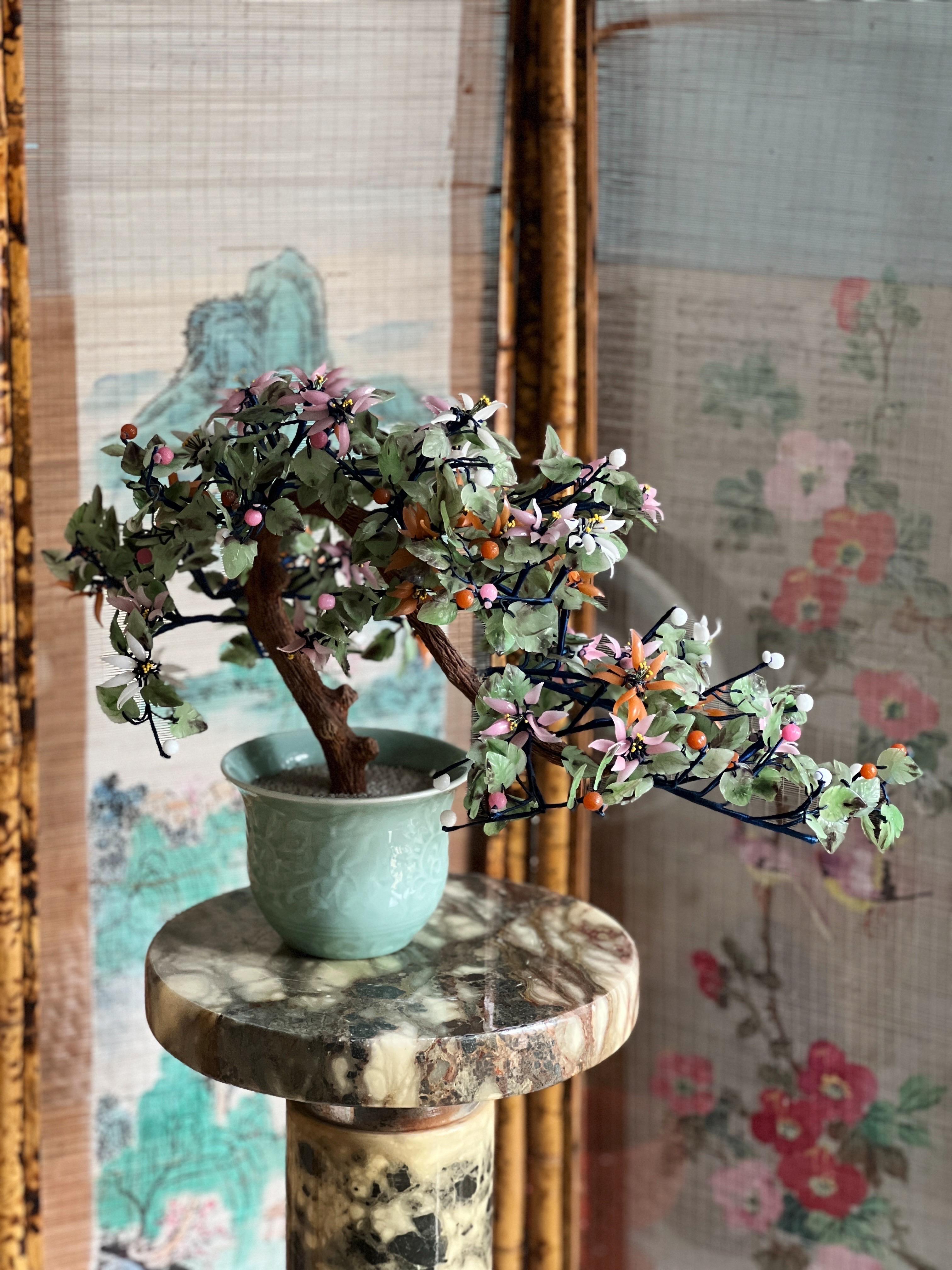 XX secolo Bonsai orientale d'epoca con fiori di vetro di giada e crisantemo in vaso di celadon in vendita