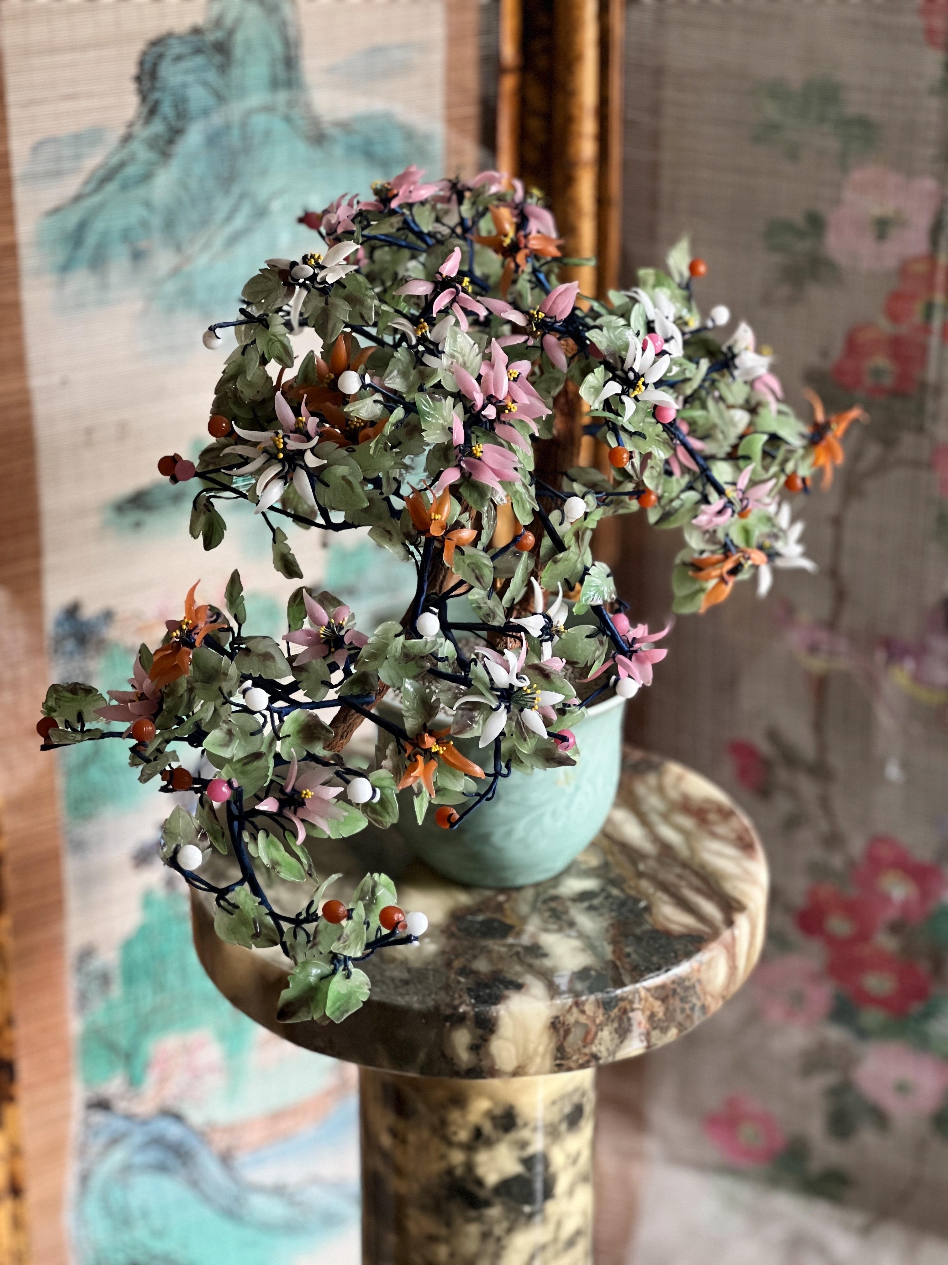 Bonsai orientale d'epoca con fiori di vetro di giada e crisantemo in vaso di celadon in vendita 1
