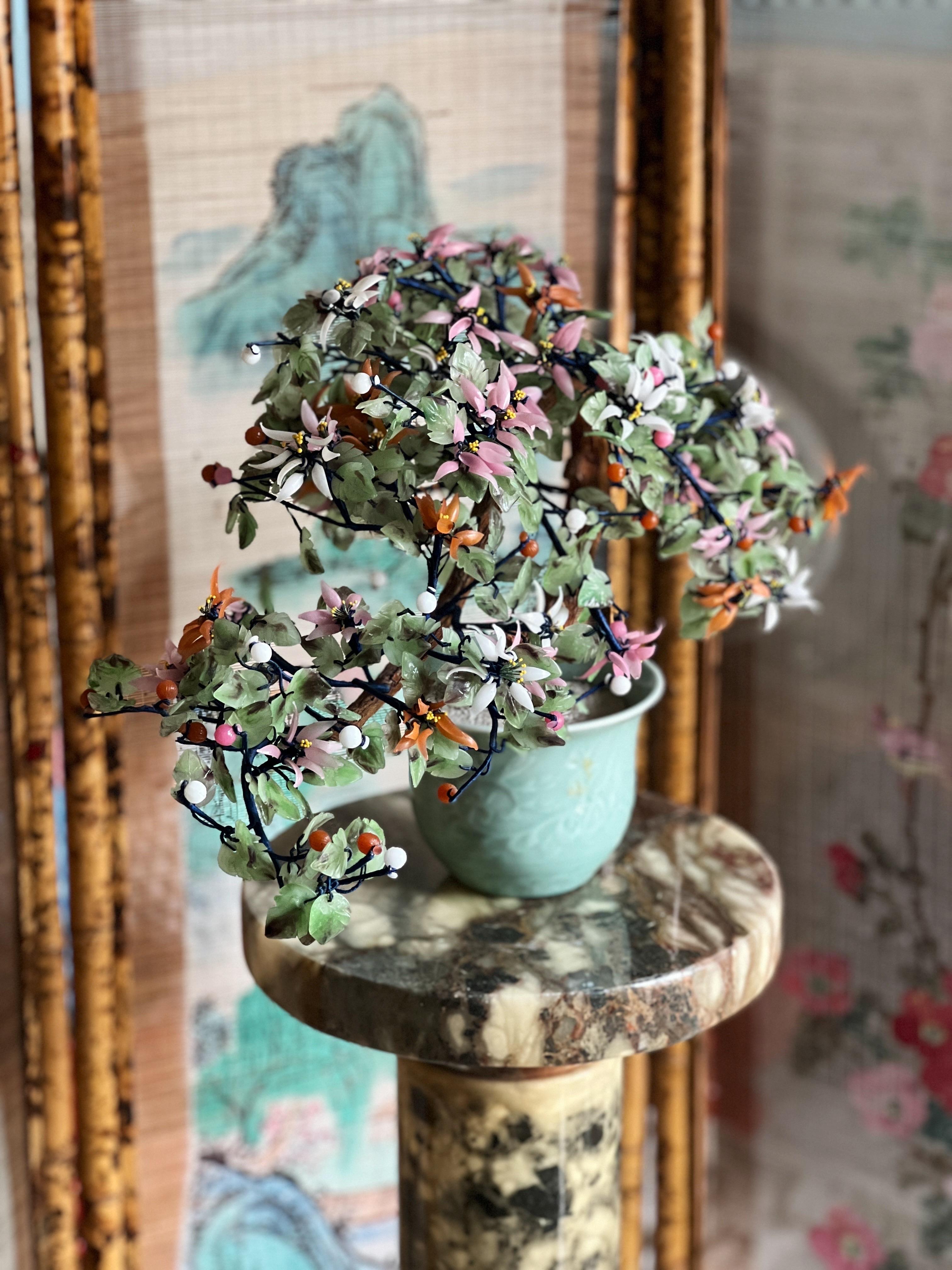 Bonsai orientale d'epoca con fiori di vetro di giada e crisantemo in vaso di celadon in vendita 2