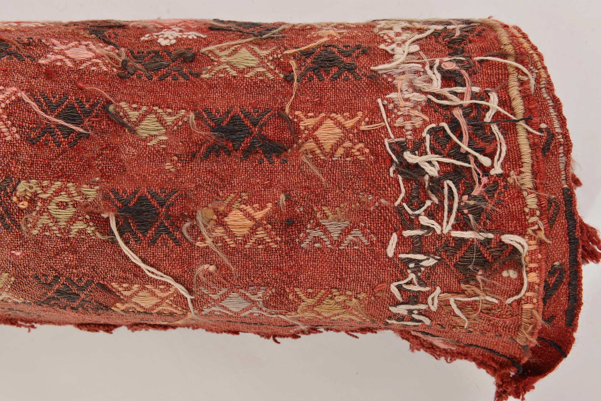 nr. 1090 -  Vintage oriental cicim flatwave runner , comme le tissu doux avec des nœuds.
intéressant tapis de cicim ou TISSU avec des touffes pour différents usages. Comme il est doux, il peut être utilisé pour tapisser des fauteuils ou de gros