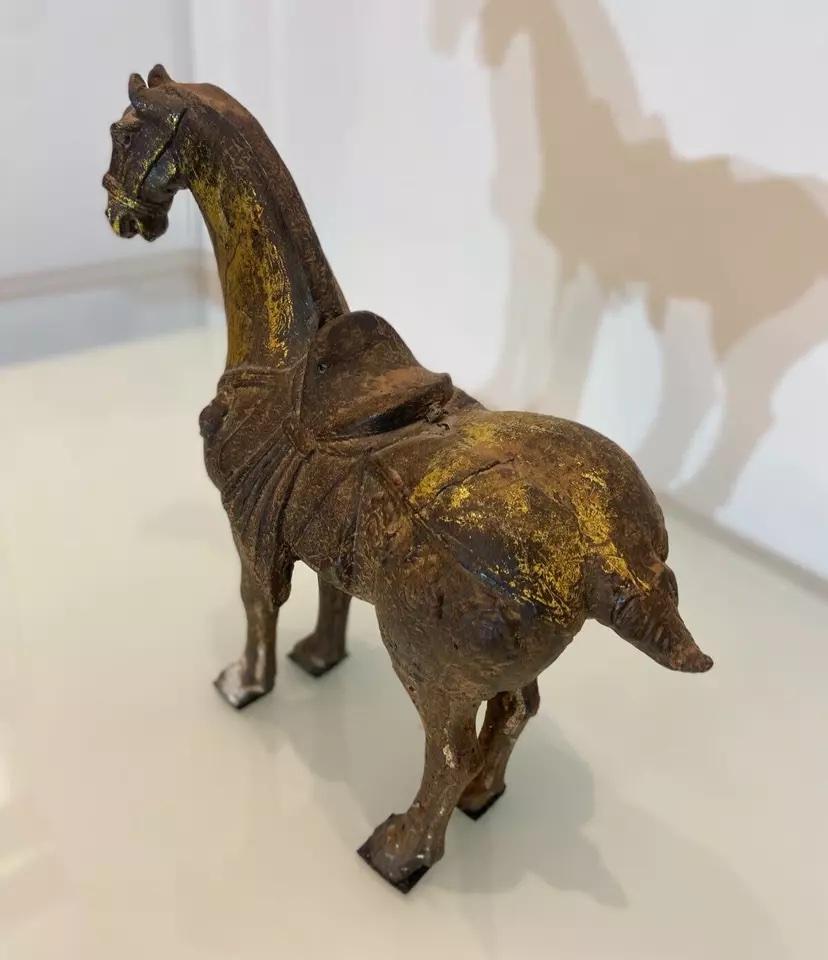 Rara escultura oriental decorativa de época de un caballo de acero, con bellos detalles dorados. 

Esta escultura tiene una pátina natural envejecida que le añade carácter y encanto. Es una pieza perfecta para coleccionistas, pero también un bello