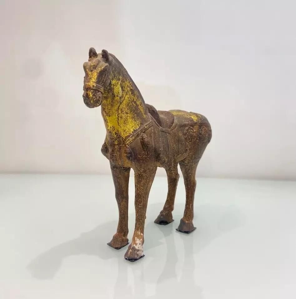 Adorno Decorativo Oriental Vintage Caballo Dorado en Bueno estado para la venta en London, GB