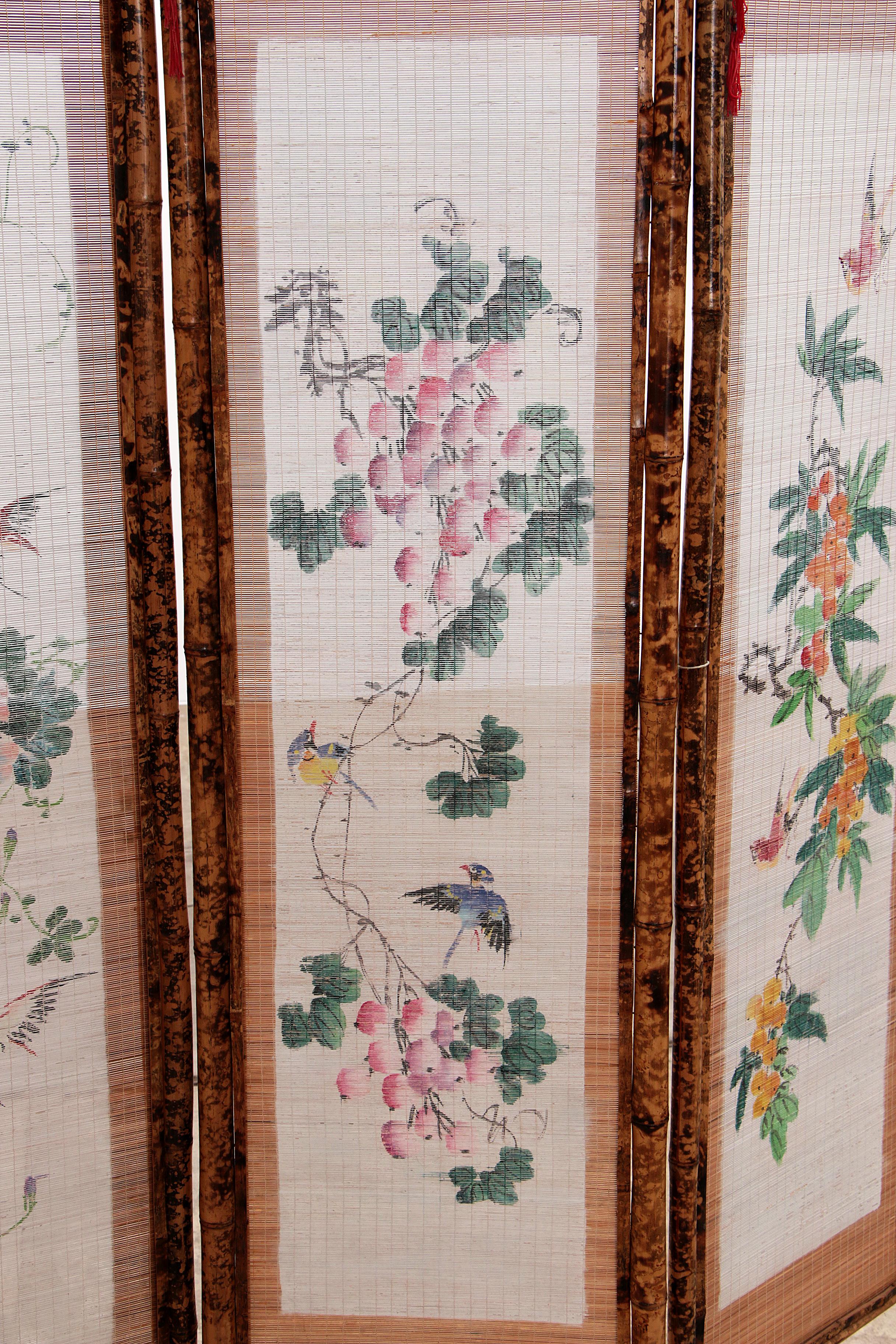 Milieu du XXe siècle Vieux écran pliant oriental en bambou avec tissu, 1960 en vente