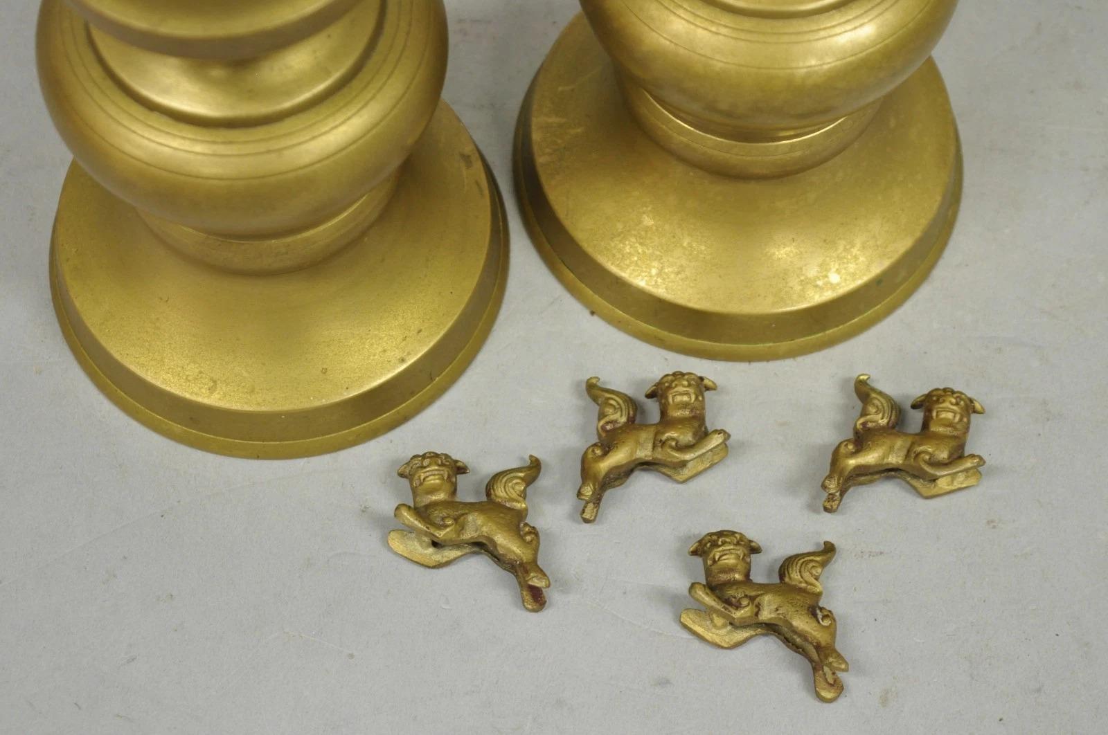 Candelieri orientali d'epoca Foo Dog impilati in ottone cinese da 20 pollici - una coppia in vendita 3