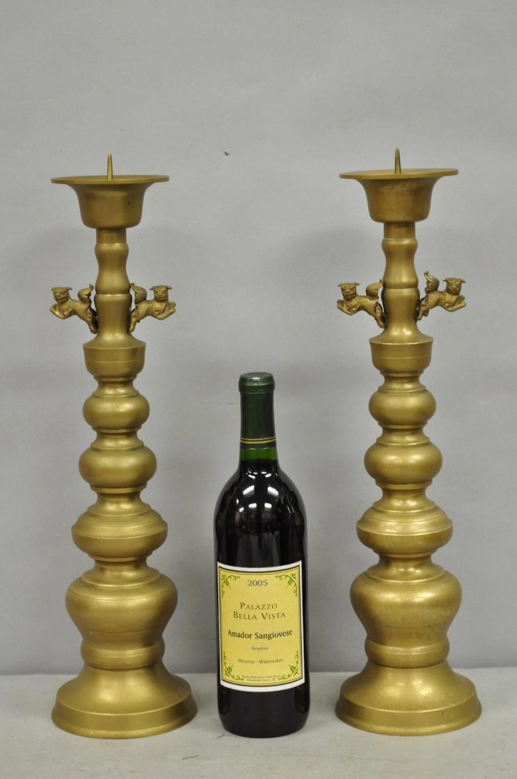 Candelieri cinesi d'epoca in ottone impilati a forma di cane da piuma - una coppia. Circa alla fine del XX secolo. Misure: 19.5