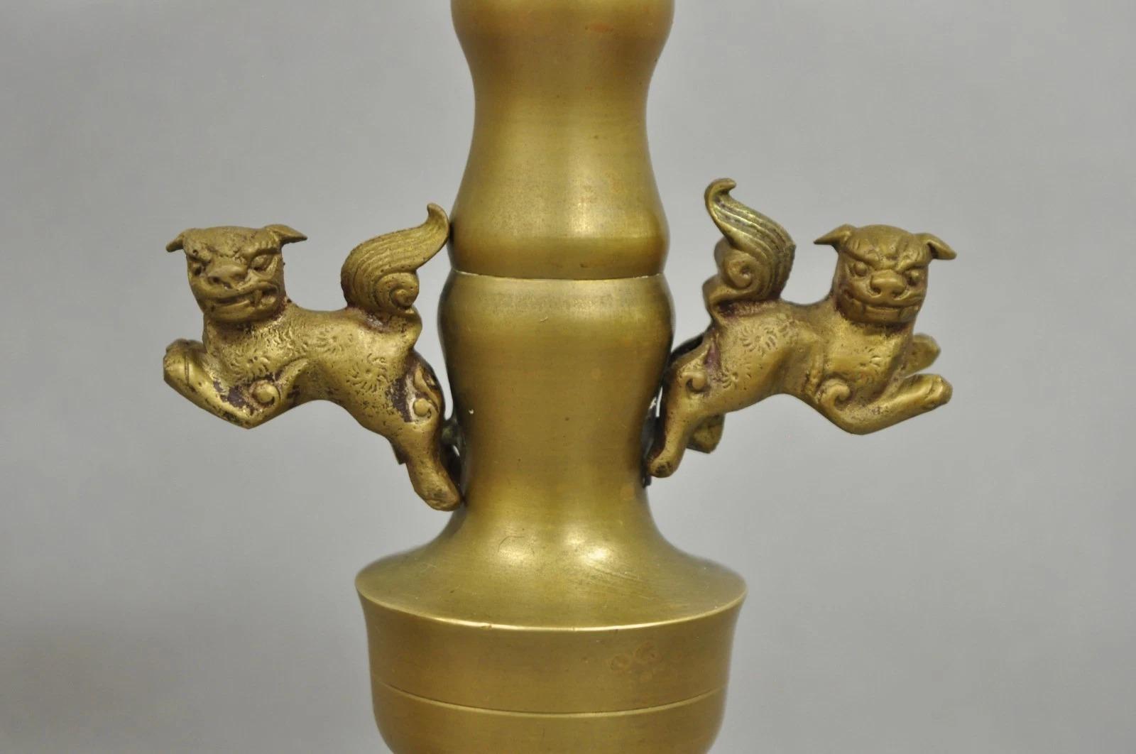 Cineserie Candelieri orientali d'epoca Foo Dog impilati in ottone cinese da 20 pollici - una coppia in vendita