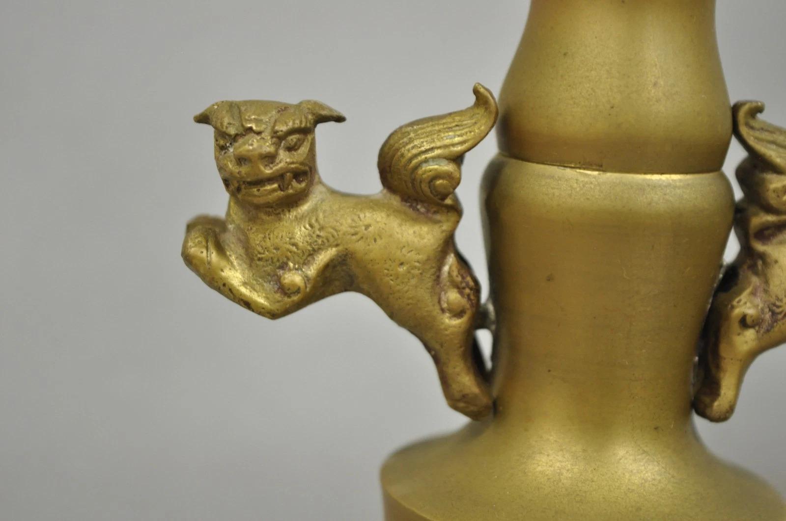 Candelieri orientali d'epoca Foo Dog impilati in ottone cinese da 20 pollici - una coppia In condizioni buone in vendita a Philadelphia, PA