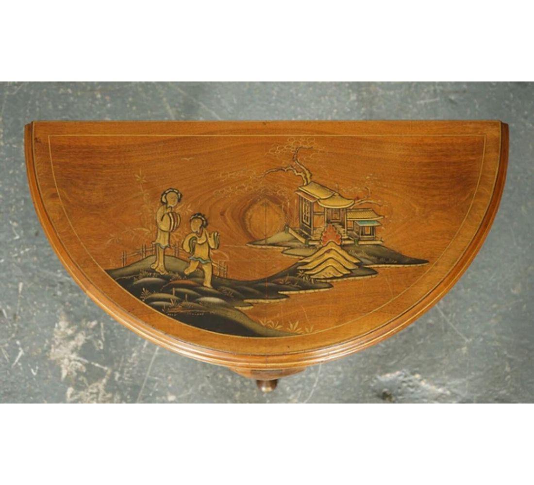 Wir freuen uns, Ihnen diesen Vintage Oriental Half Moon Demi Lune Tisch anbieten zu können.

Ein wunderschöner halbmondförmiger Tisch für Ihren Flur. Ein echtes Highlight für Ihr Zuhause. Der Tisch wurde von einem Möbelschreiner aus Northampton