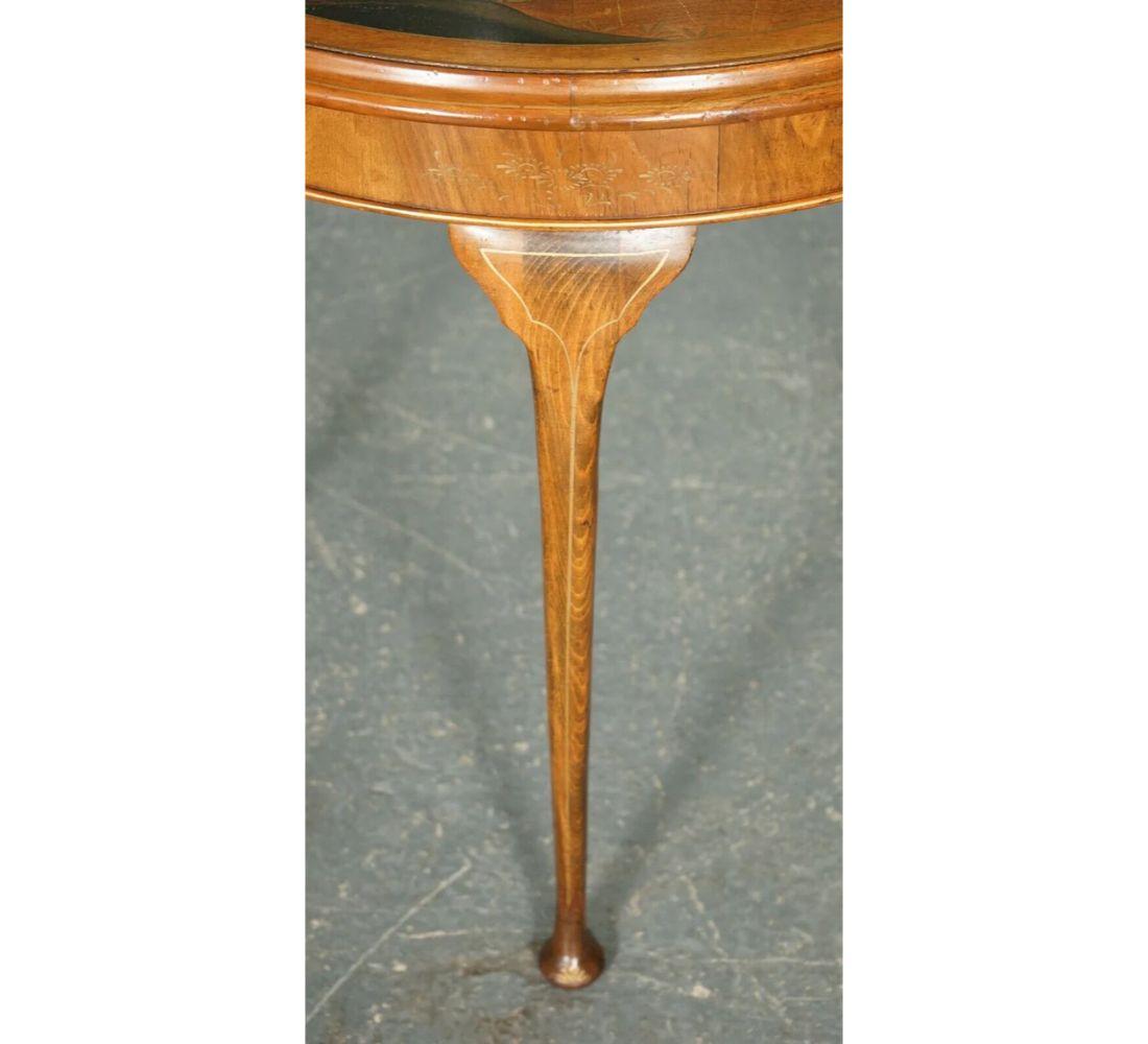 20ième siècle Table Demi Lune orientale vintage demi-lune par Northampton Cabinet Company en vente