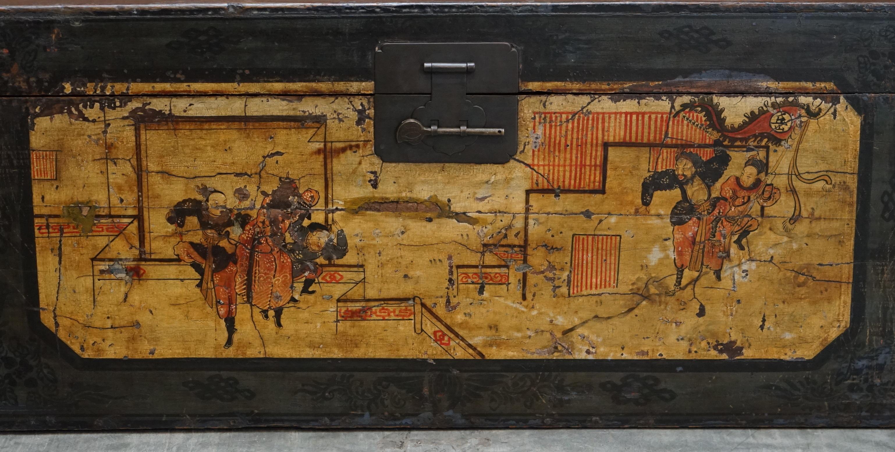 Exportation chinoise Coffre ou coffre oriental peint à la main représentant des immortels et des bâtiments en vente
