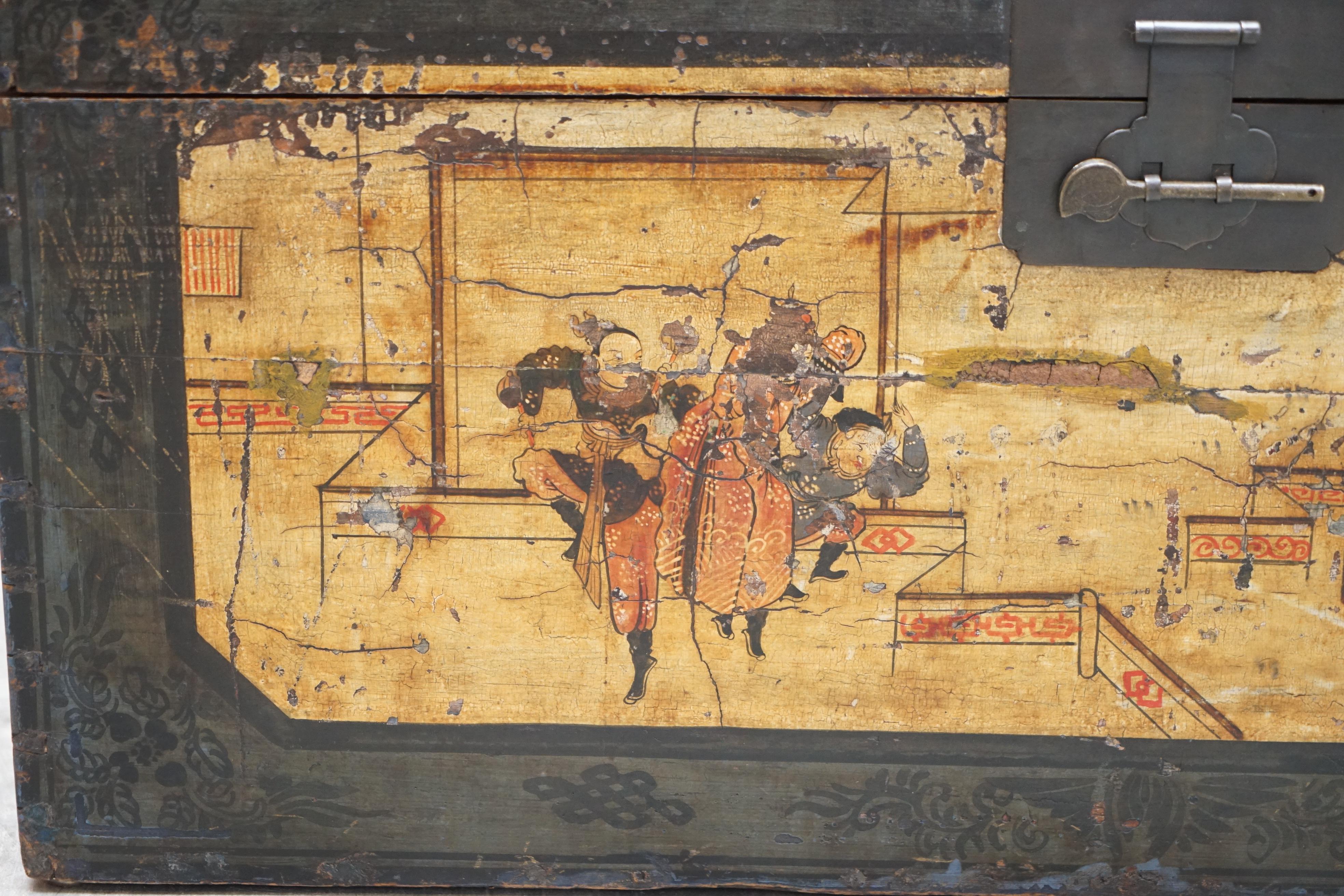 Chinois Coffre ou coffre oriental peint à la main représentant des immortels et des bâtiments en vente