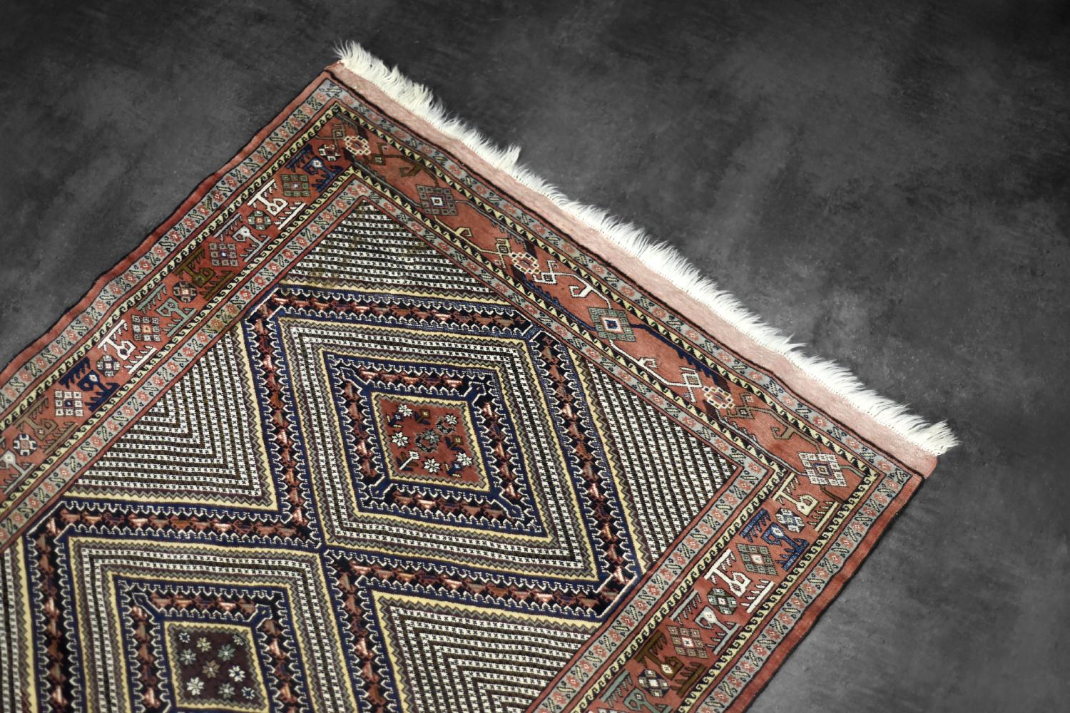 Vintage Oriental Hand-Woven Shiraz Rug, 1960s For Sale 4