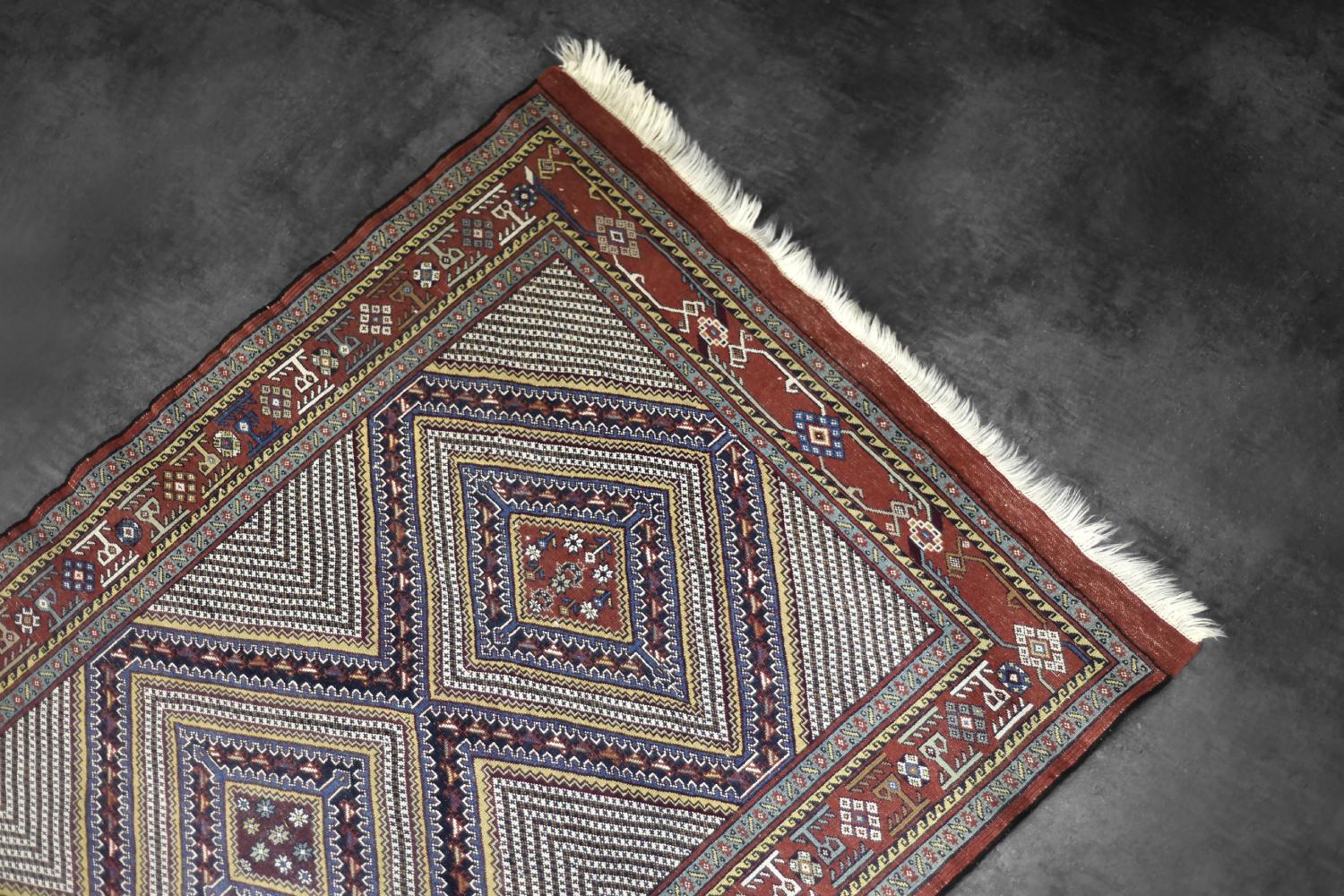 Vintage Oriental Hand-Woven Shiraz Rug, 1960s For Sale 6