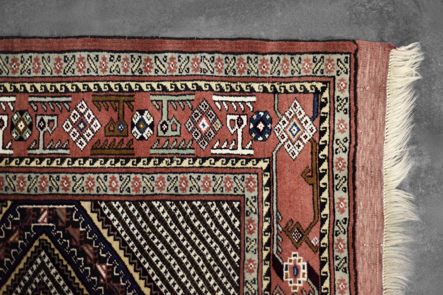 Vintage Oriental Hand-Woven Shiraz Rug, 1960s In Good Condition For Sale In Warszawa, Mazowieckie