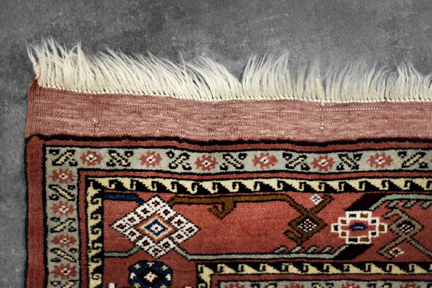 Vintage Oriental Hand-Woven Shiraz Rug, 1960s For Sale 2