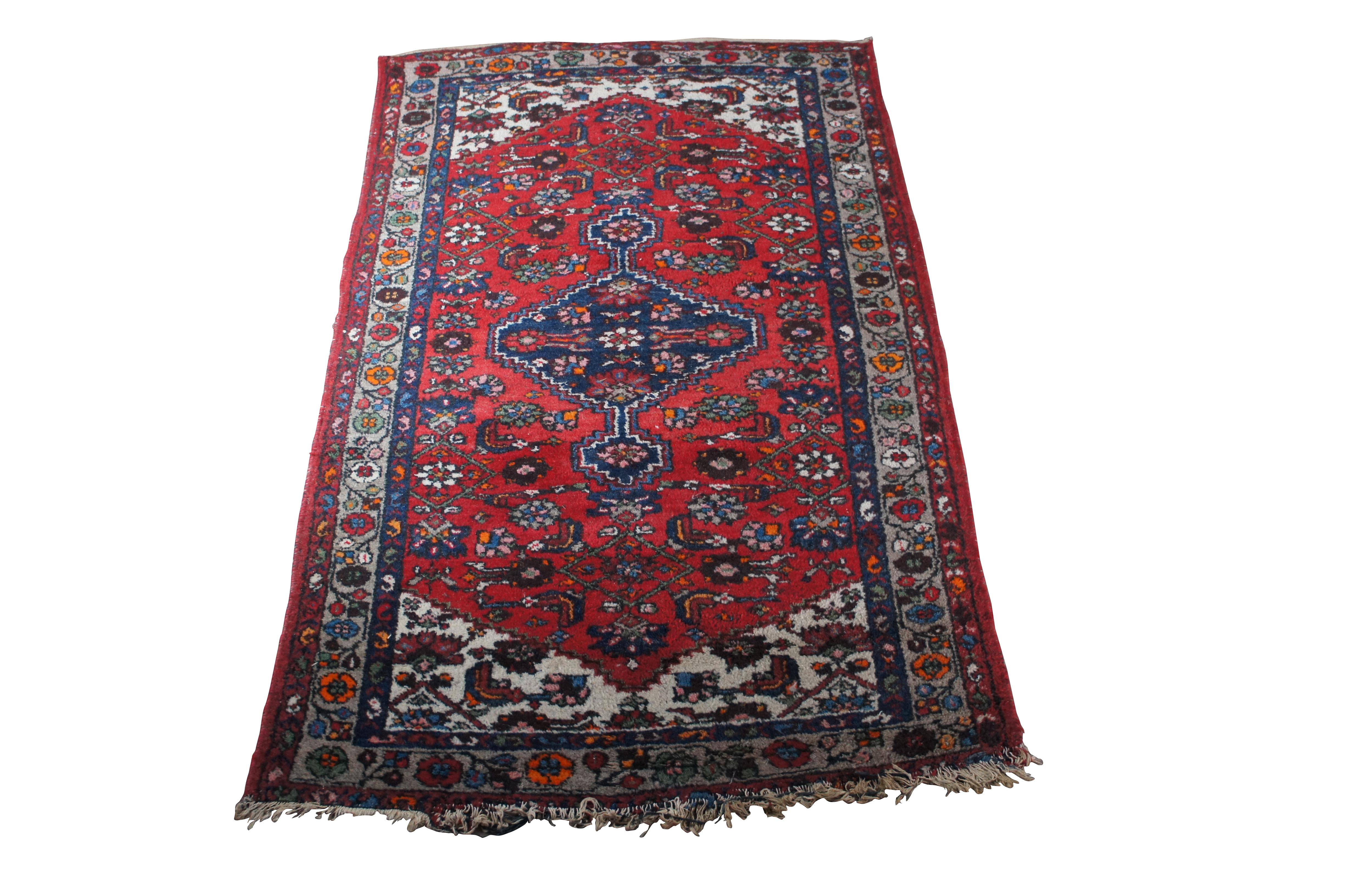 Ein orientalischer Vorleger oder Teppich, um 1980.  Roter Vordergrund mit geometrischem Medaillon und Blattwerk.  Mit Schattierungen von Blau, Grün, Orange und Beige

Abmessungen:
54