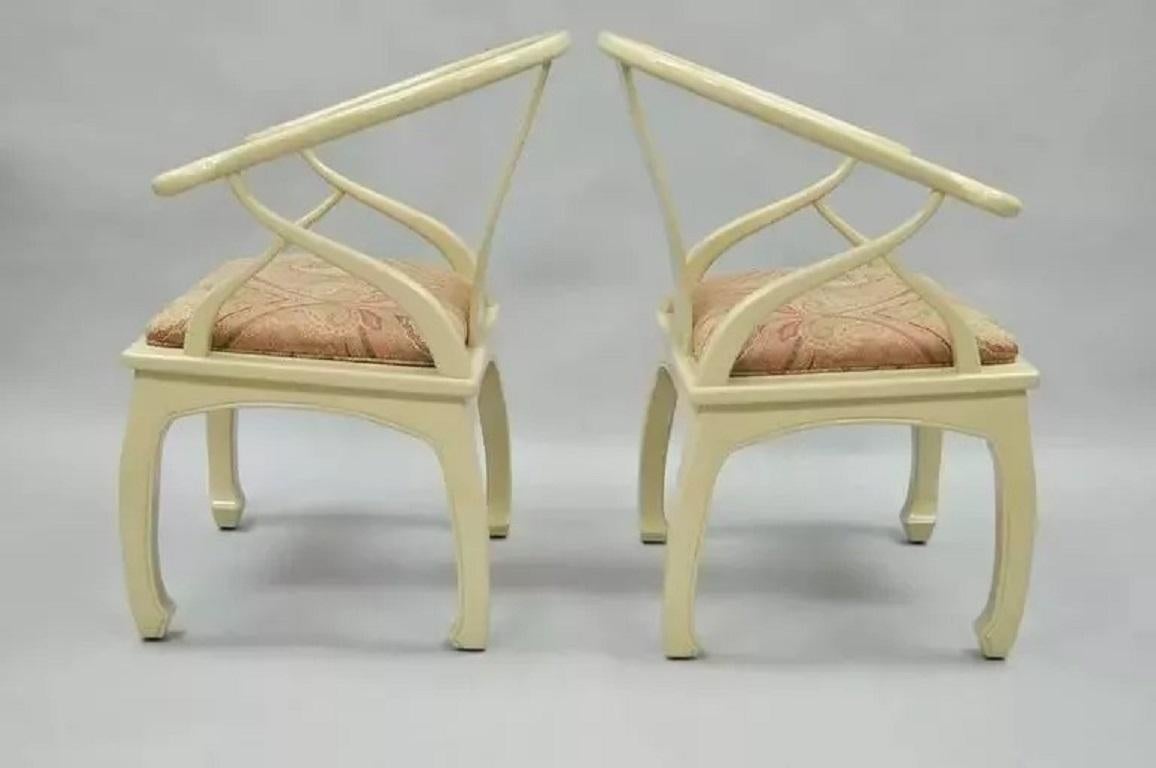 Chinoiseries Paire de chaises longues orientales laquées crème style Ming en vente