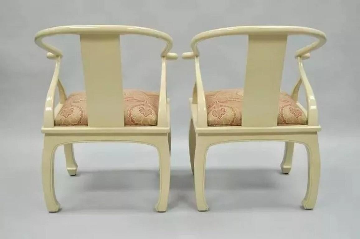 Inconnu Paire de chaises longues orientales laquées crème style Ming en vente