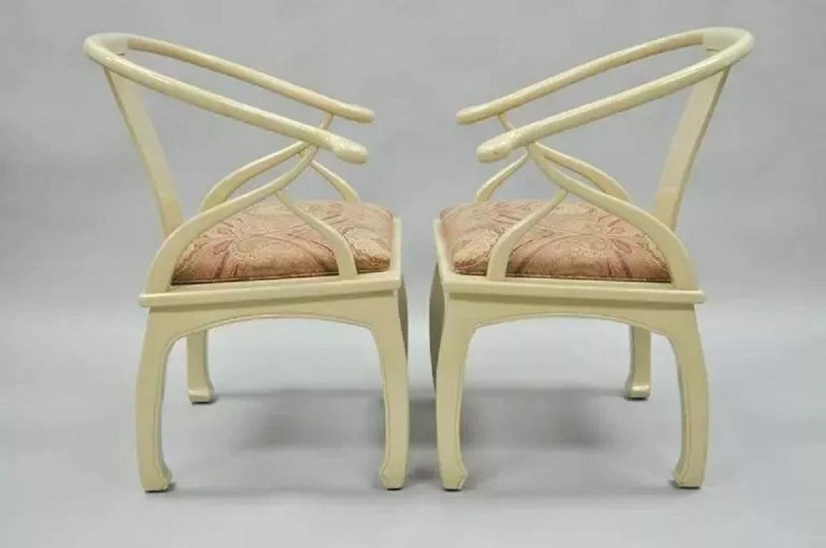 Paire de chaises longues orientales laquées crème style Ming Bon état - En vente à Philadelphia, PA