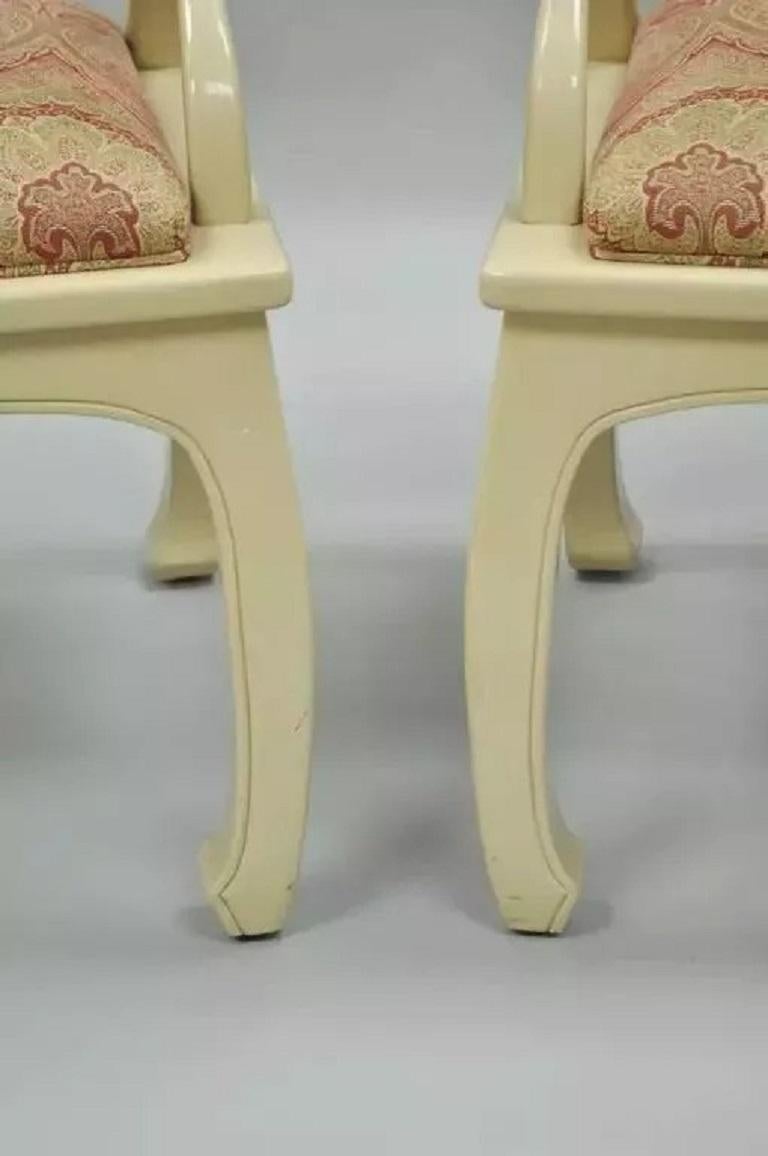 20ième siècle Paire de chaises longues orientales laquées crème style Ming en vente