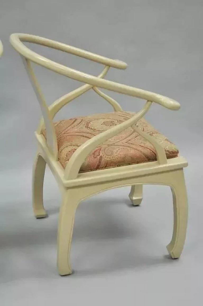 Paire de chaises longues orientales laquées crème style Ming en vente 1