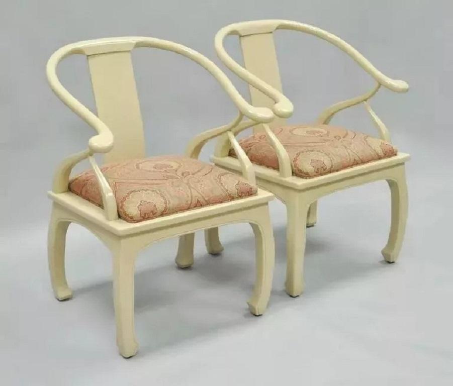 Paire de chaises longues orientales laquées crème style Ming en vente 2
